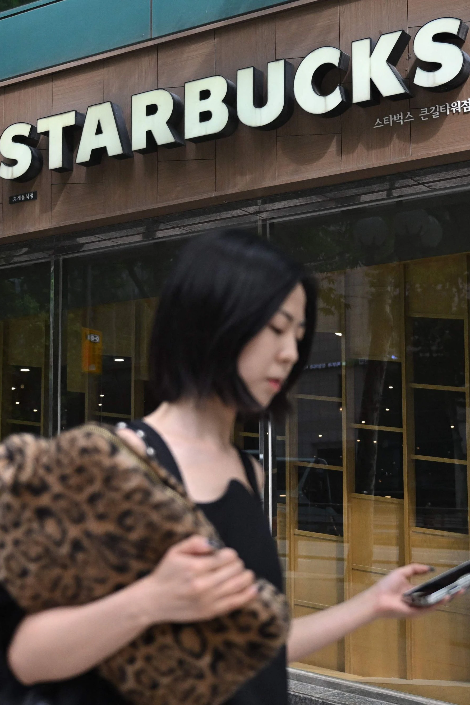 Die US-Coffeeshop-Kette Starbucks sorgte in Südkorea mit einer höchst unprofessionellen Marketingaktion für Empörung. Nun ermittelt sogar die Polizei in der Angelegenheit