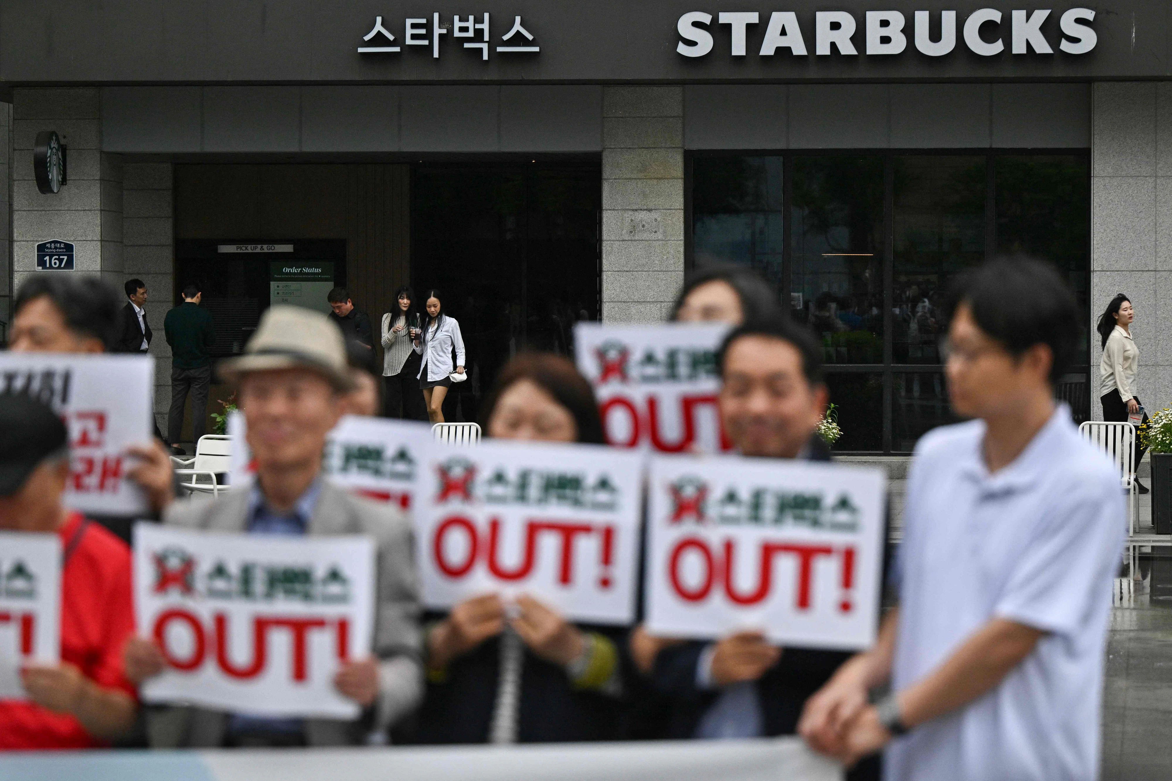 So wie hier in Seoul, formierten sich im ganzen Land Proteste gegen die Aktion der US-Kette, die damit an die Zeit der südkoreanischen Militärdiktatur erinnerte