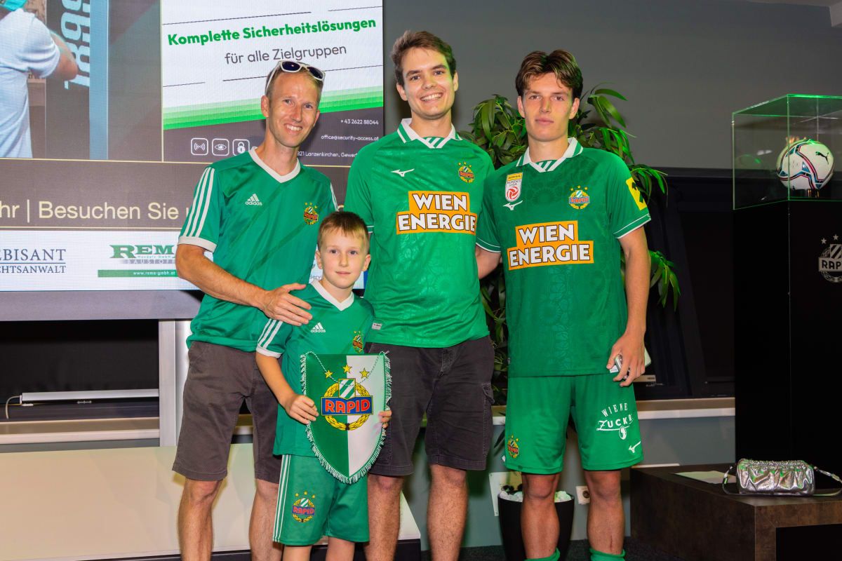 Nicolas Bajlicz (r.) gemeinsam mit Lebensretter Lukas und Michael.