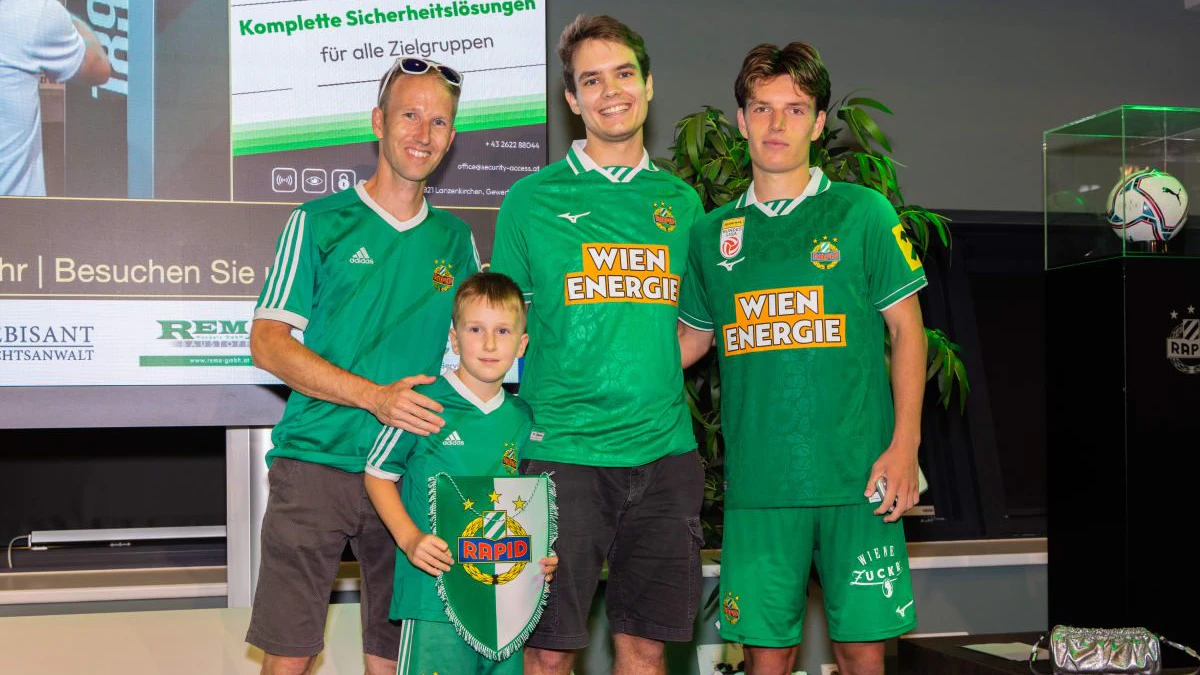Nicolas Bajlicz (r.) gemeinsam mit Lebensretter Lukas und Michael.