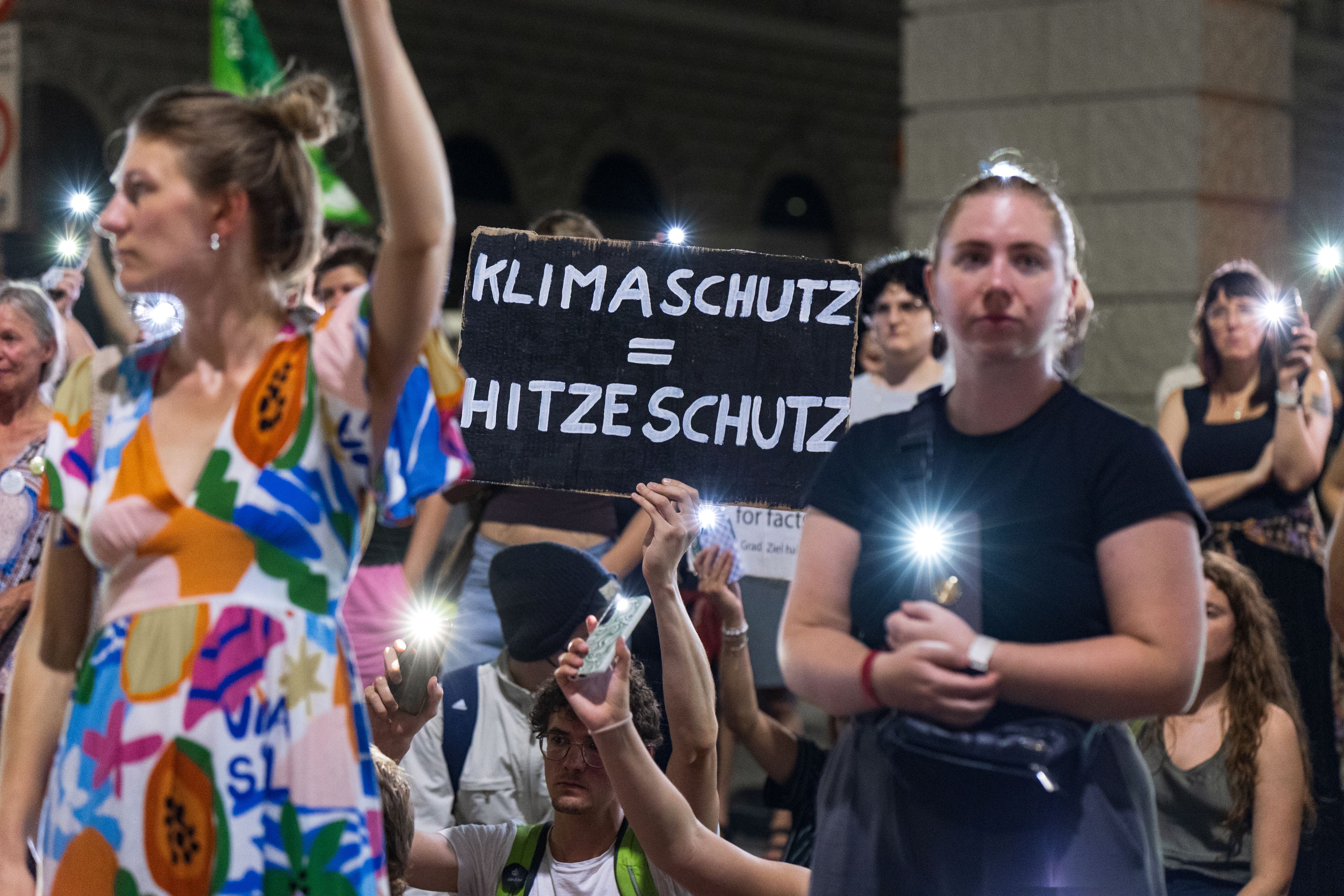 Demo gegen extreme Hitze vor dem Parlament in Wien