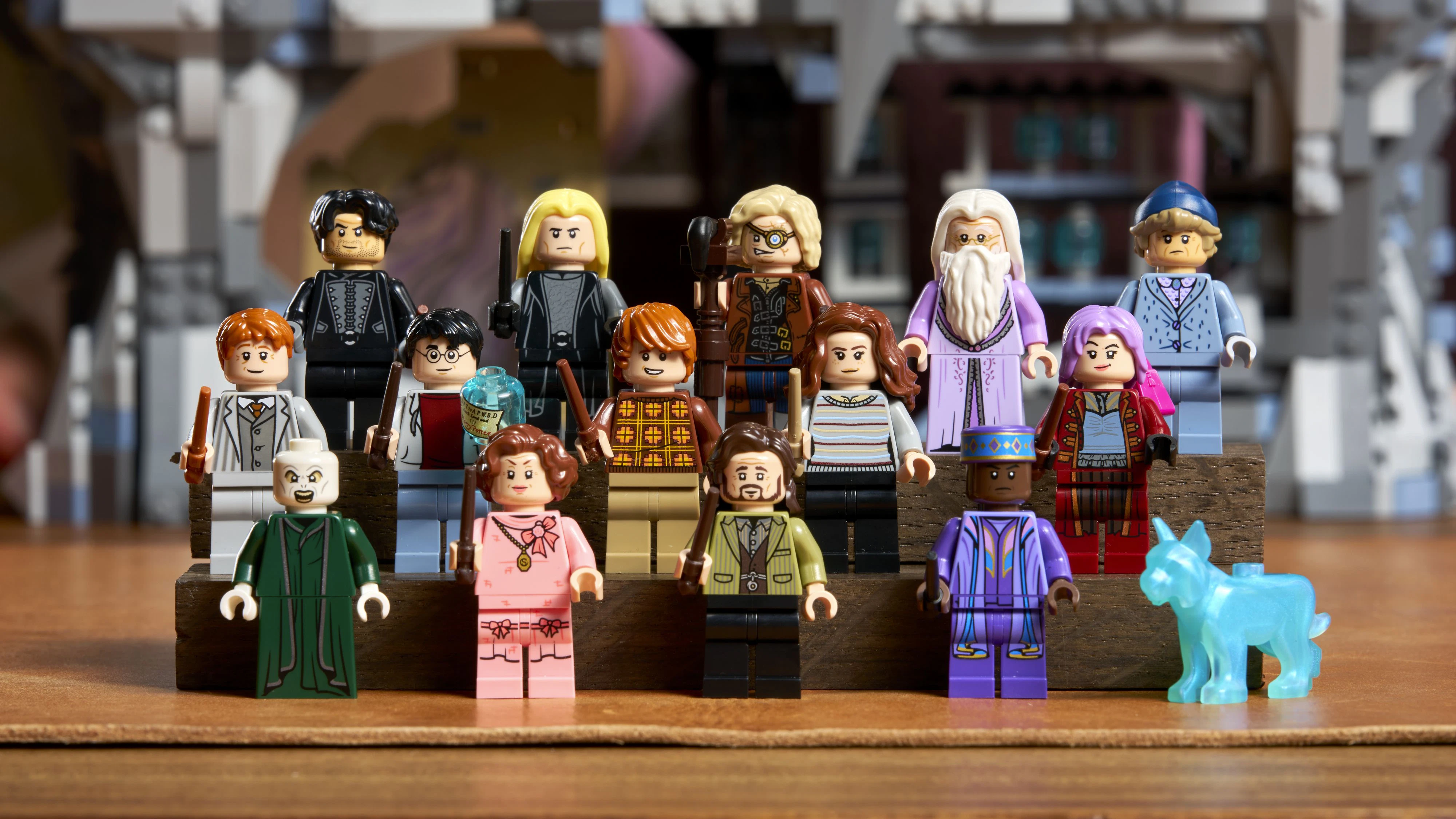 Zum Set gehören 14 Minifiguren, darunter erstmals Arabella Figg als LEGO-Minifigur.