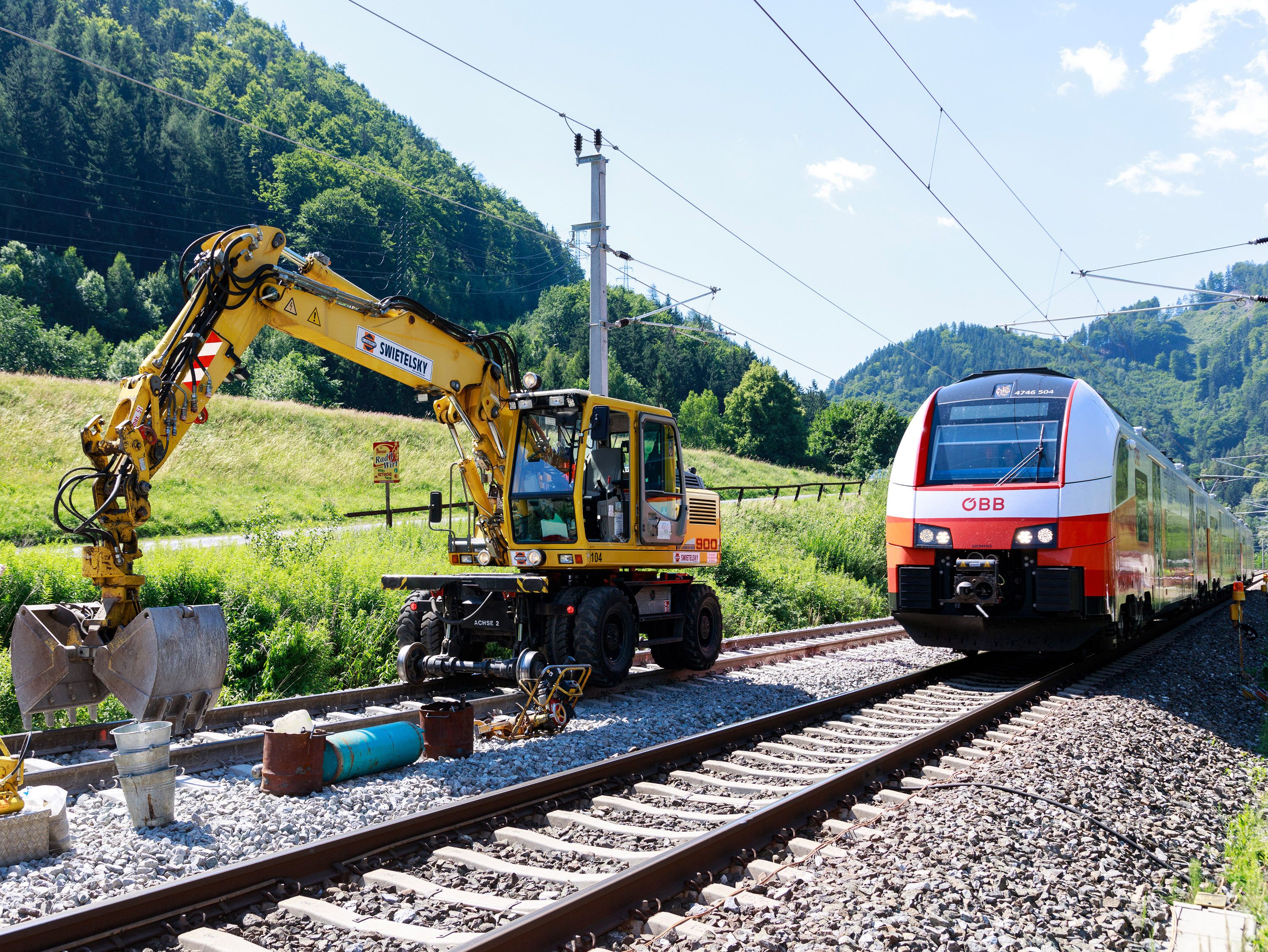 Der Personenverkehr wird über einen Schienenersatzverkehr (SEV) mit Bussen zwischen Amstetten und Kleinreifling abgewickelt.