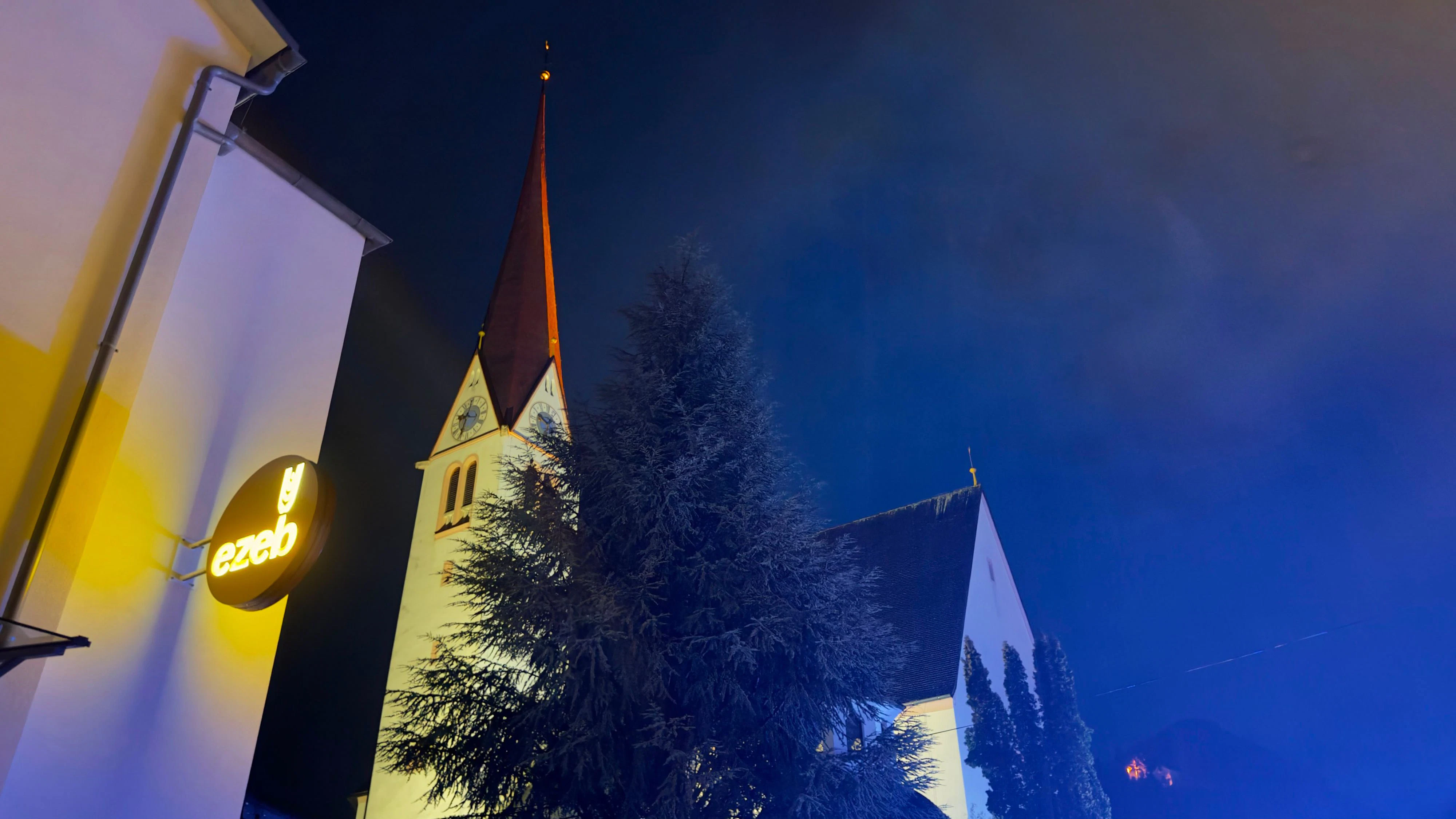 Heute.at - Schwere Unwetter! Blitz schlägt bei Pfarrkirche ein