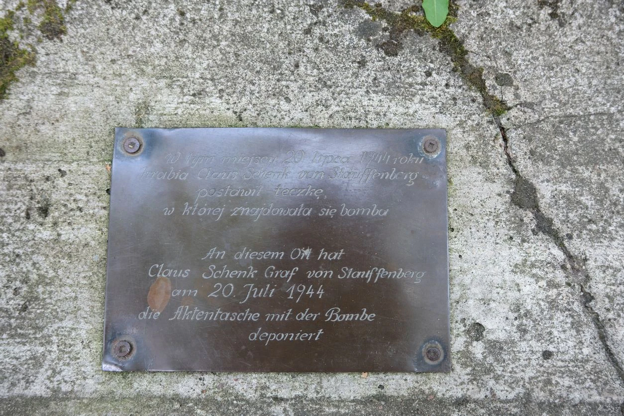 Gedenktafel an das Attentat in den Ruinen der Wolfsschanze in Ostpreußen, heute ein Teil von Polen