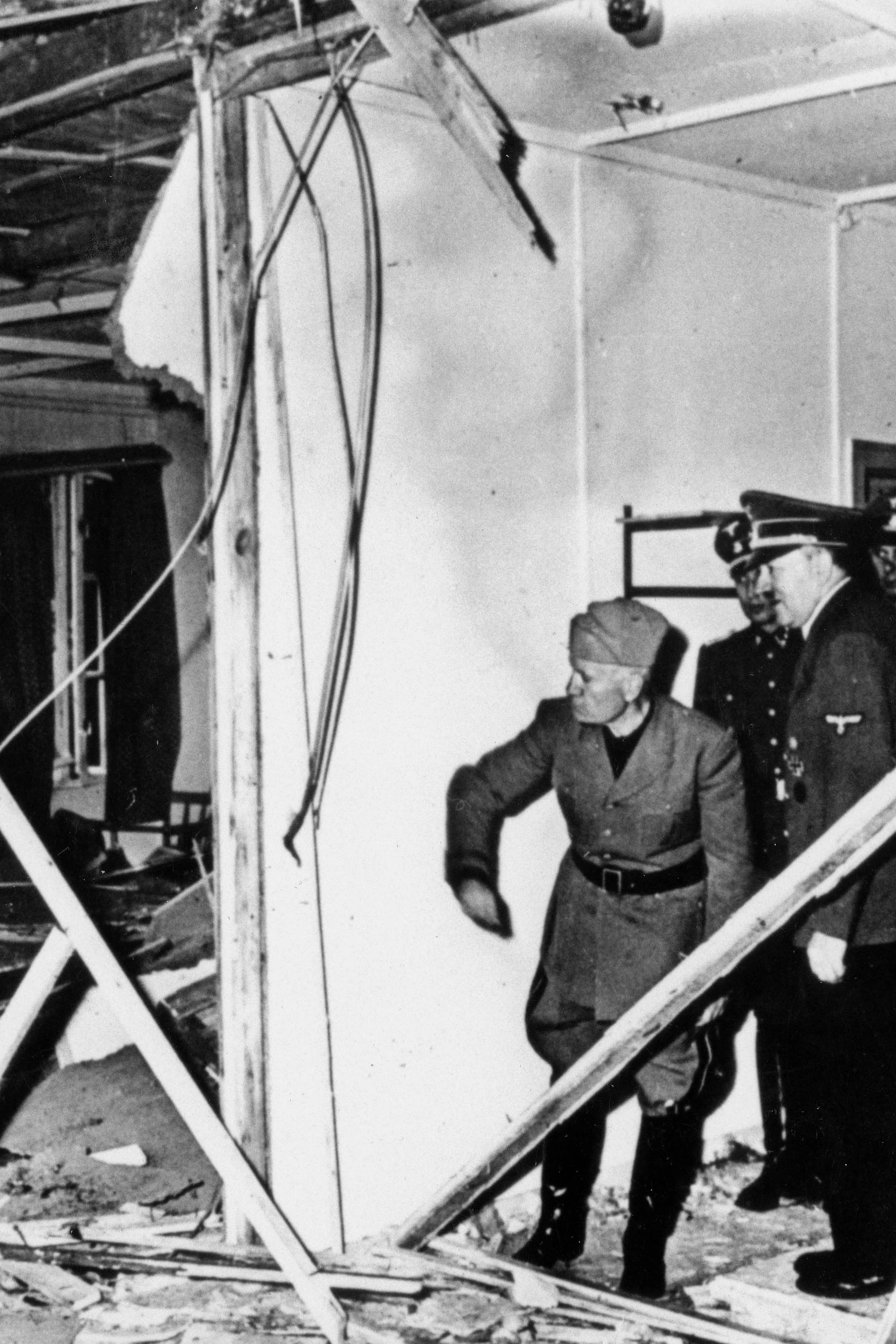 Nur Stunden nach dem gescheiterten Attentat inspizierte Hitler gemeinsam mit Benito Mussolini den zerstörten Konferenzraum in der Wolfsschanze