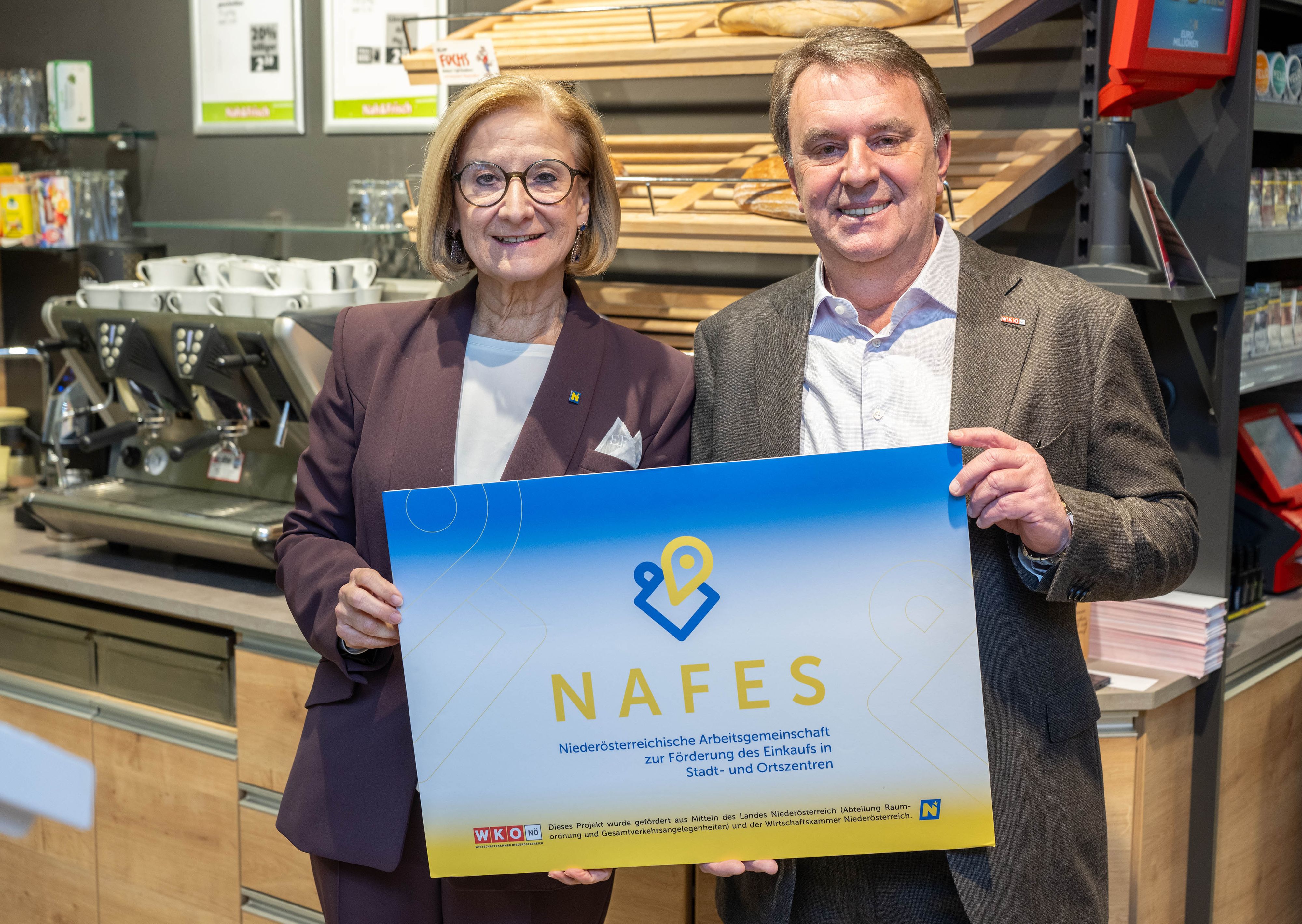 In Heiligenkreuz kommt ein neuer Nahversorger mit Café (v.l.n.r.): Landeshauptfrau Johanna Mikl-Leitner (ÖVP) und WKNÖ-Präsident Wolfgang Ecker.