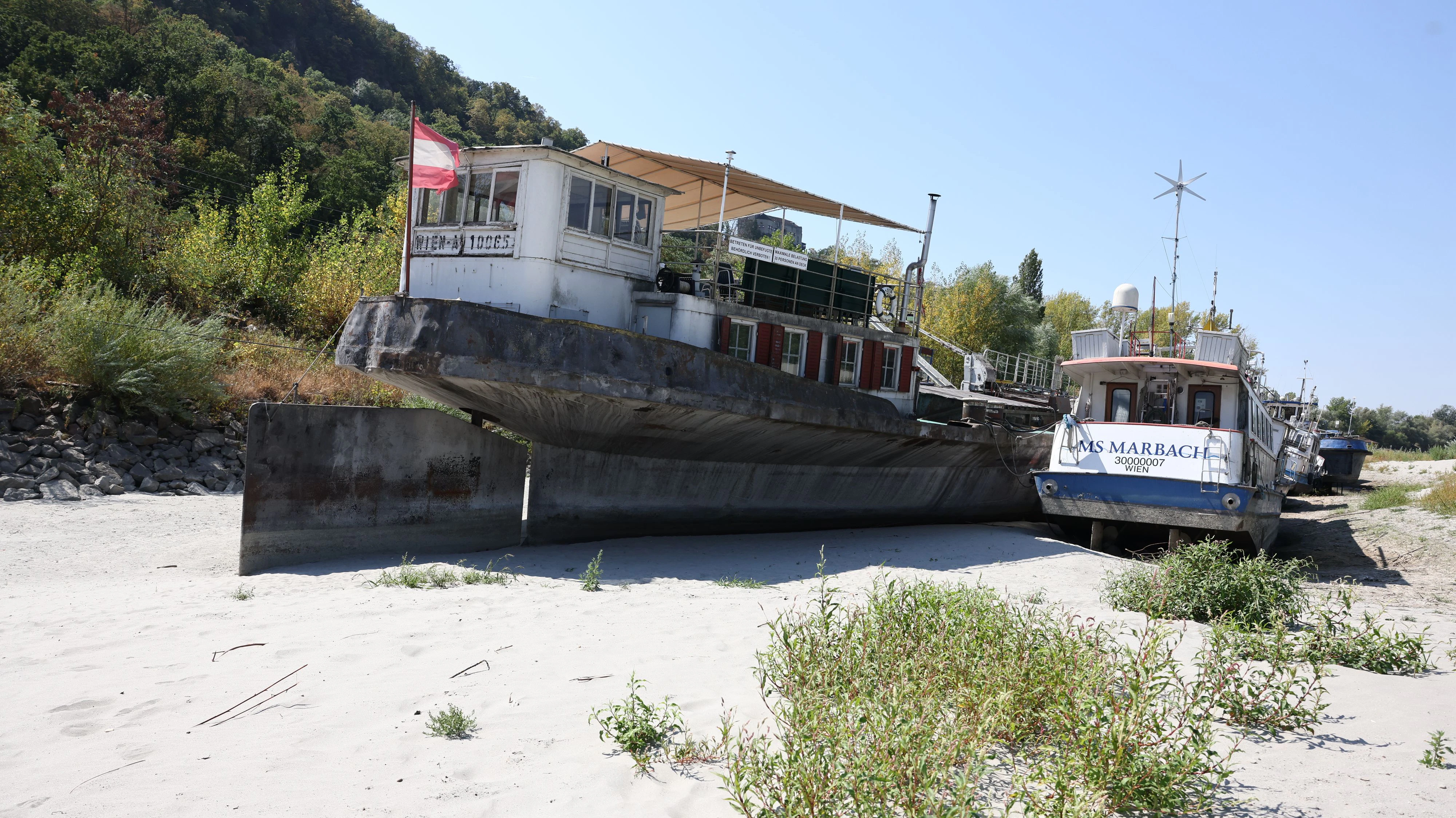 Kein Tropfen Wasser um diese Schiffe in Greifenstein (NÖ).