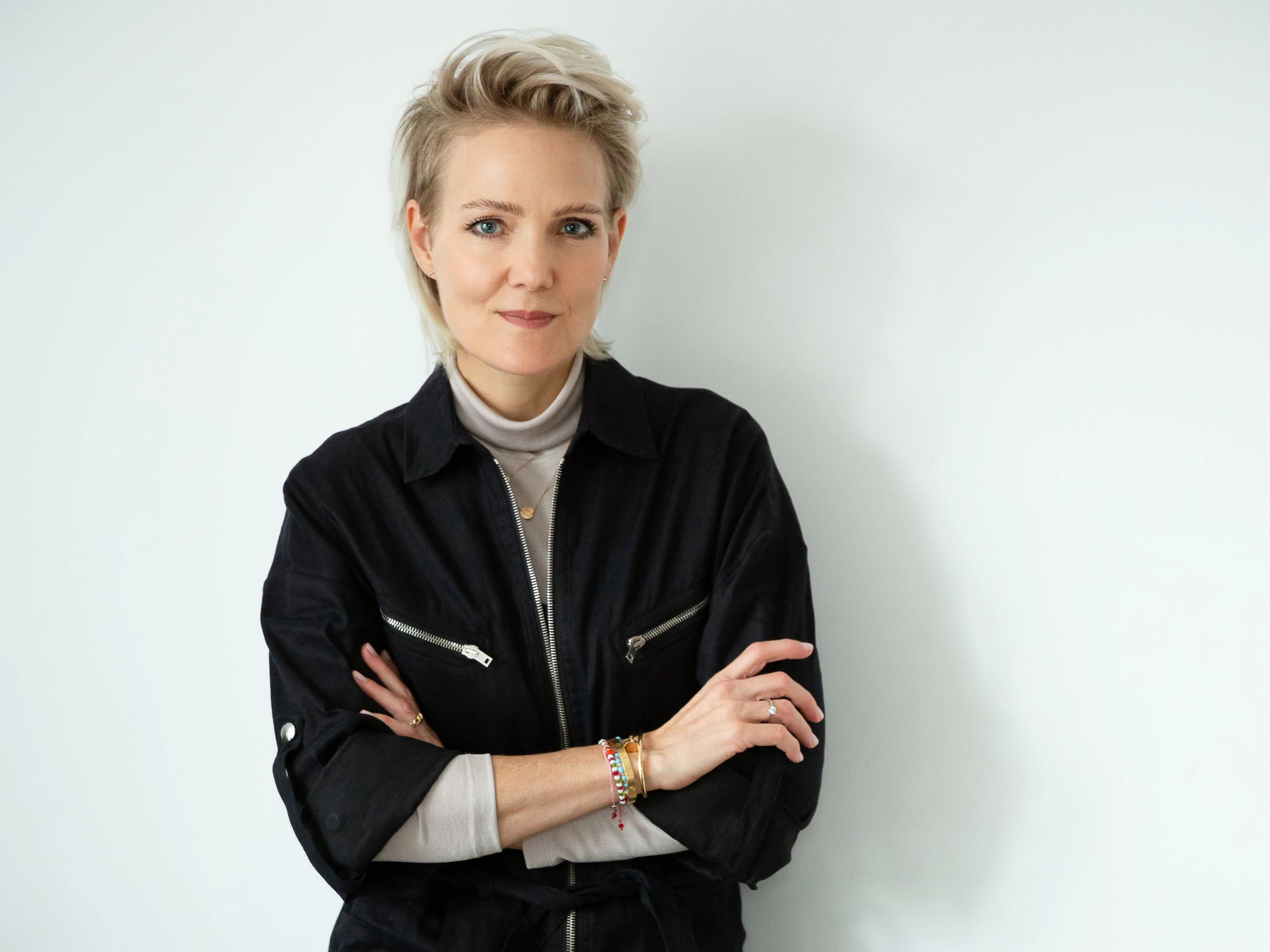 Business-Stil-Coach Margit Kratky erklärt, warum auch im Sommer der Dresscode über Kompetenz und Seriosität entscheidet.
