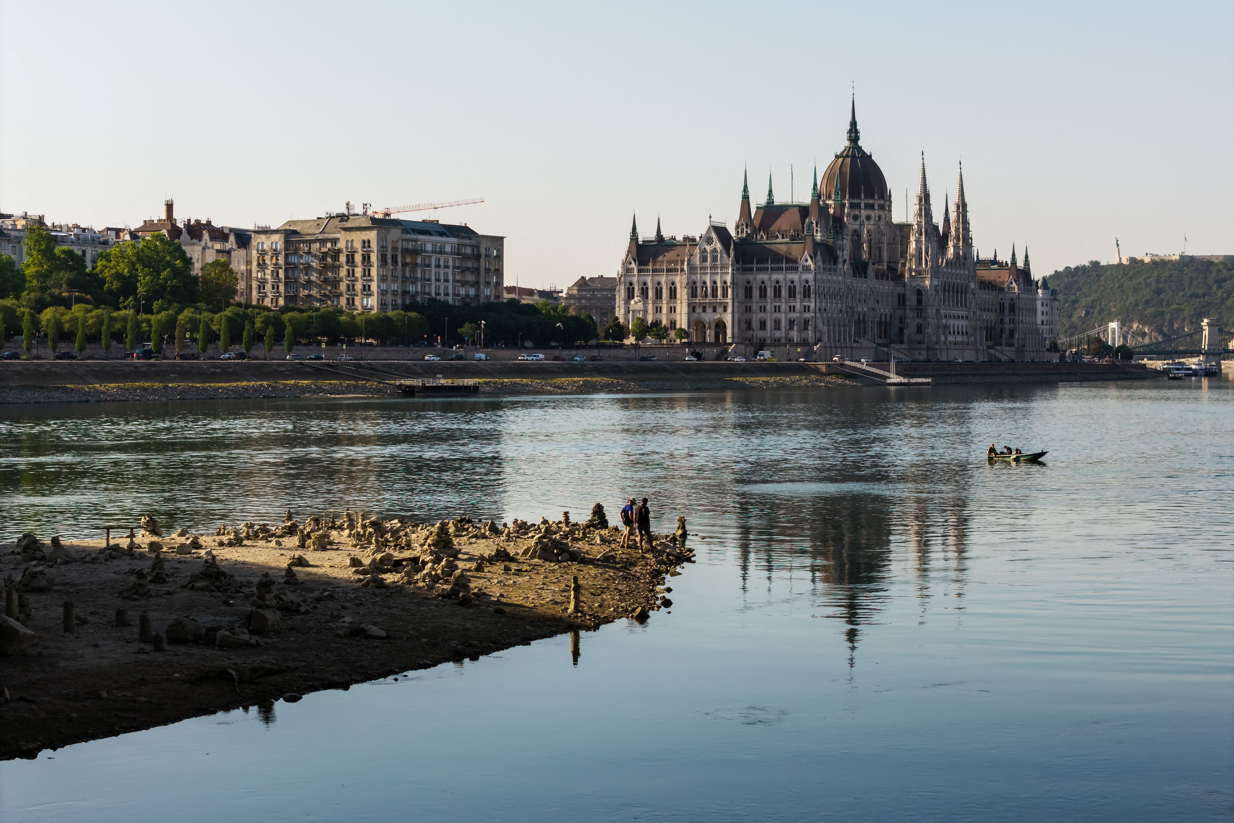 Die Donau hat extremes Niedrigwasser. 