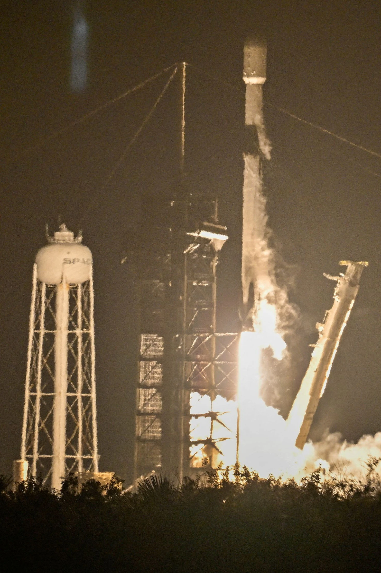 Start der Falcon-9-Rakete von SpaceX&nbsp;vom Kennedy Space Center in Cape Canaveral, Florida, am 15. Jänner 2025. Die zweite Stufe dieser Rakete wird heute am Mond einschlagen