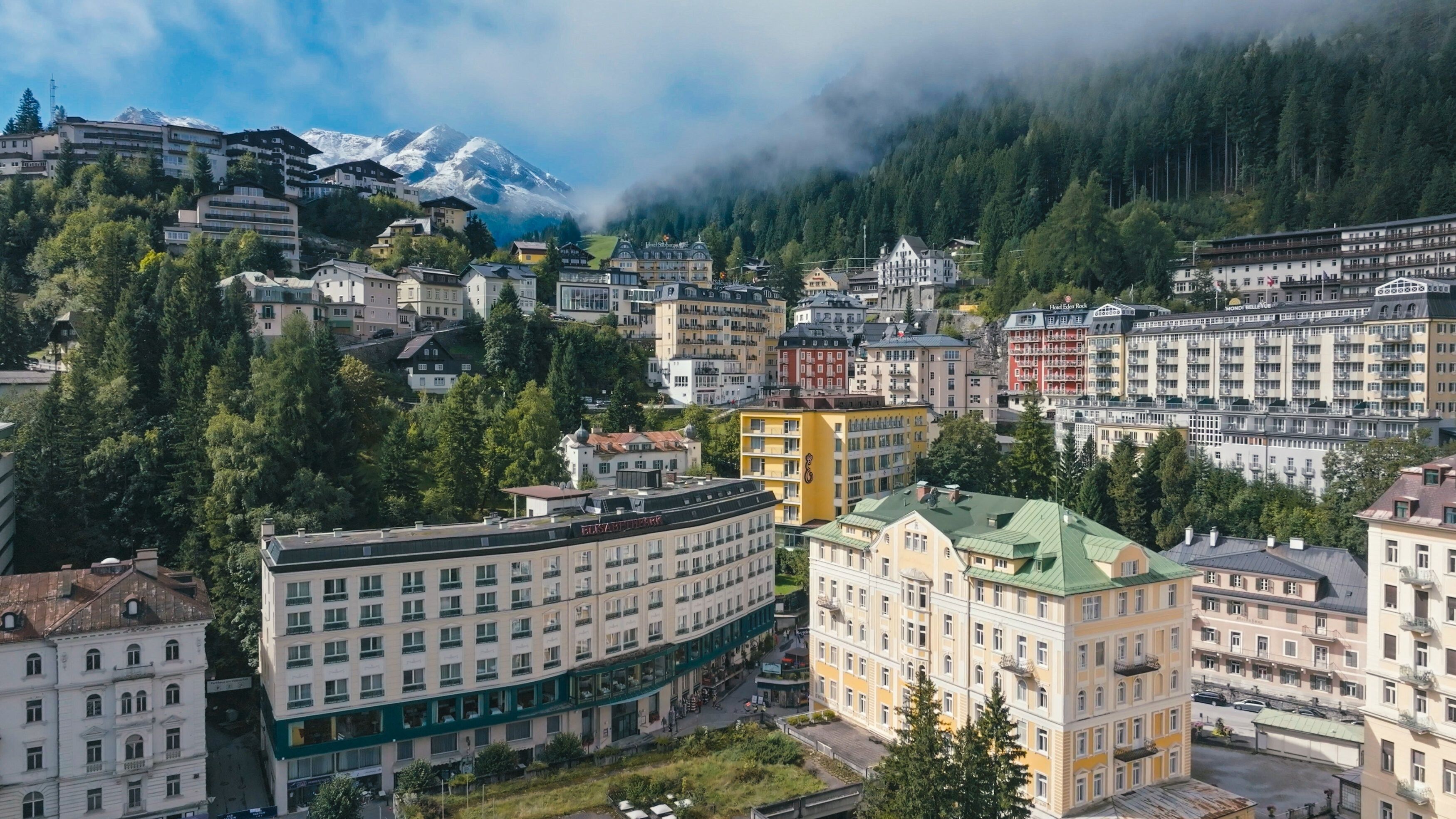 Mitten im Nationalpark Hohe Tauern liegt Bad Gastein - ein glamouröser Kurort, der über Jahrhunderte Aristokratie, Kunstschaffende und Prominente anzog. Ende des 20. Jahrhunderts fiel der Ort mit dem ikonischen Wasserfall und prächtigen Belle-Epoque-Hotels in einen Dornröschenschlaf - aus dem er nun nach Jahren des Stillstands wieder aufersteht. 