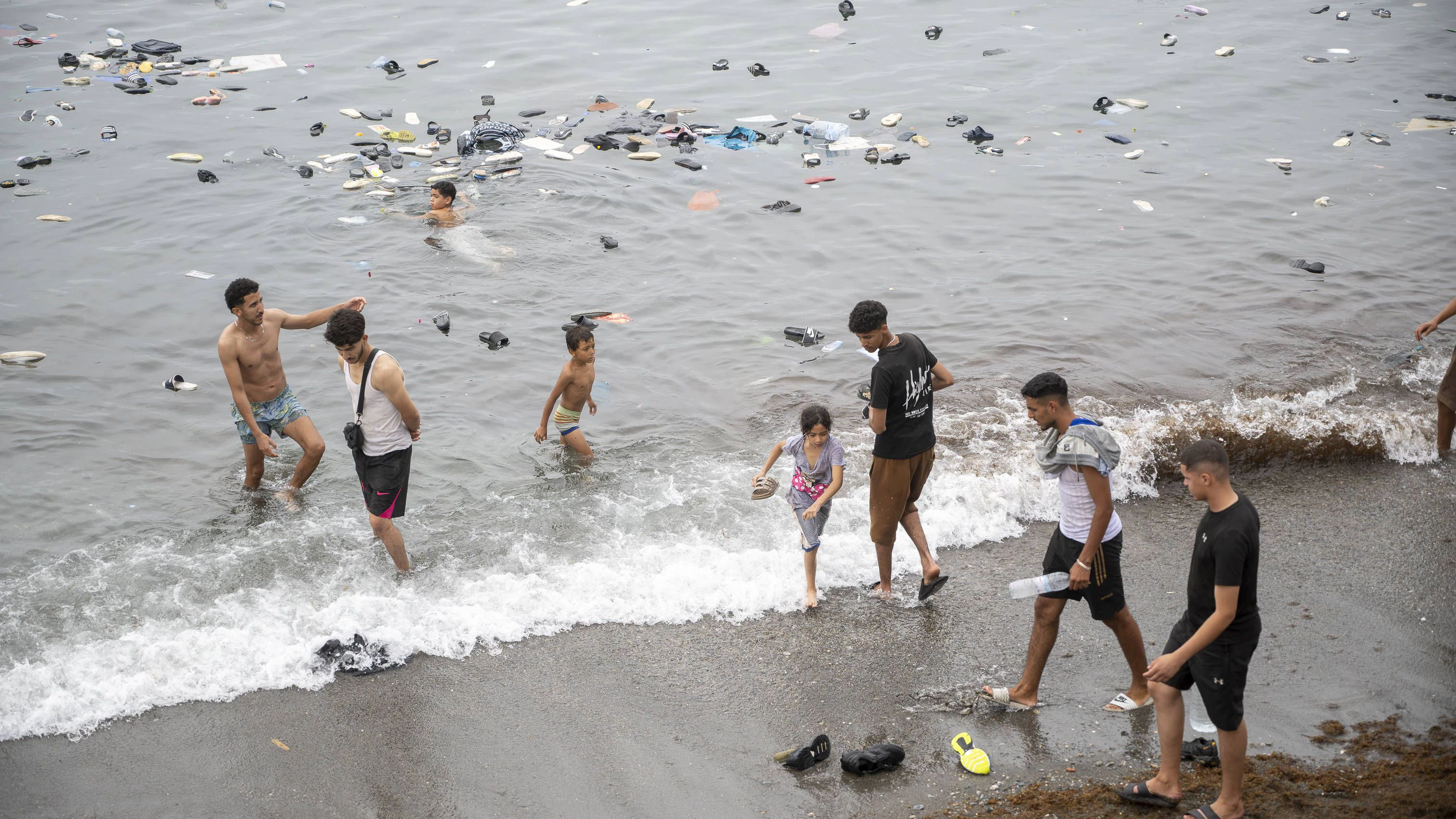 Heute.at - Unhaltbar – über 1.000 Migranten-Kinder in Ceuta