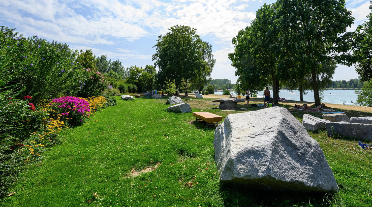 Teile der Liegewiese wurden mit tonnenschweren Steinen abgesichert.