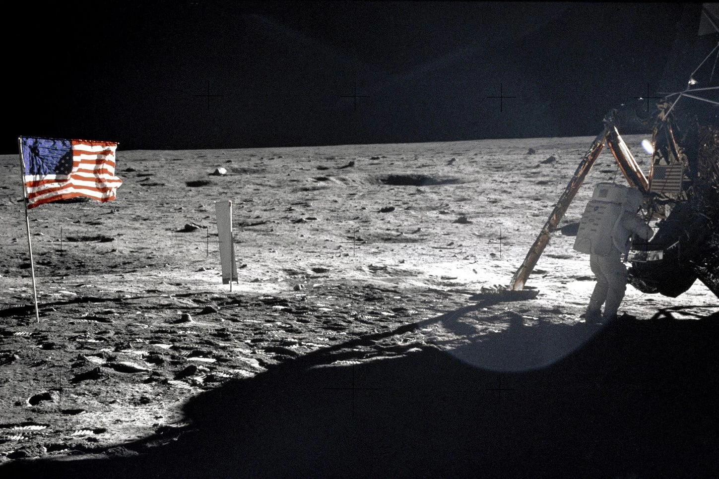 US-Astronaut Neil Armstrong am 20. Juli 1969 auf dem Mond. Die NASA lenkte danach absichtlich einzelne Stufen der Saturn-V-Raketen gegen den Erdtrabanten, um Mondbeben zu messen