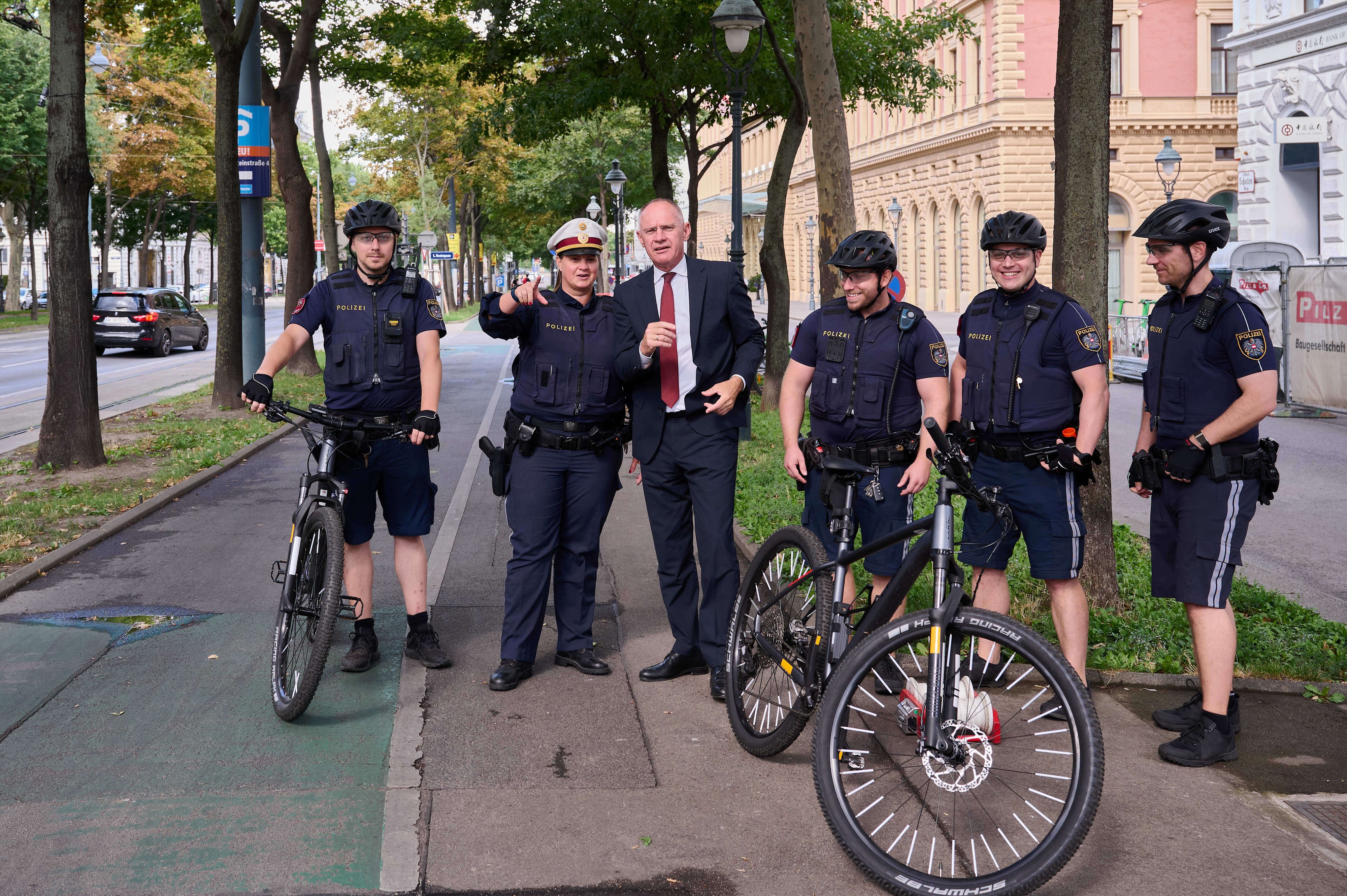 Innenminister Gerhard Karner (ÖVP) bei einem Lokalaugenschein bei der Fahrradpolizei in Wien