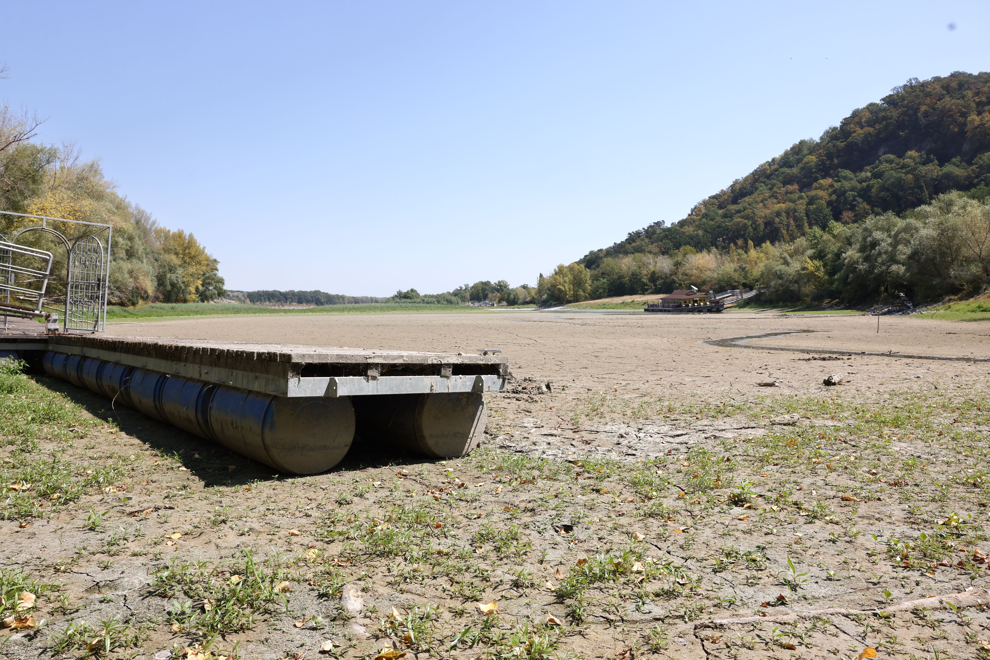 Ein Anlegesteg am Trockenen bei niedrigem Wasserstand der Donau bei Greifenstein am Dienstag, 28. Juli 2026. Ausbleibender Niederschlag und hohe Temperaturen sorgen für niedrige Pegelstände auf der Donau.