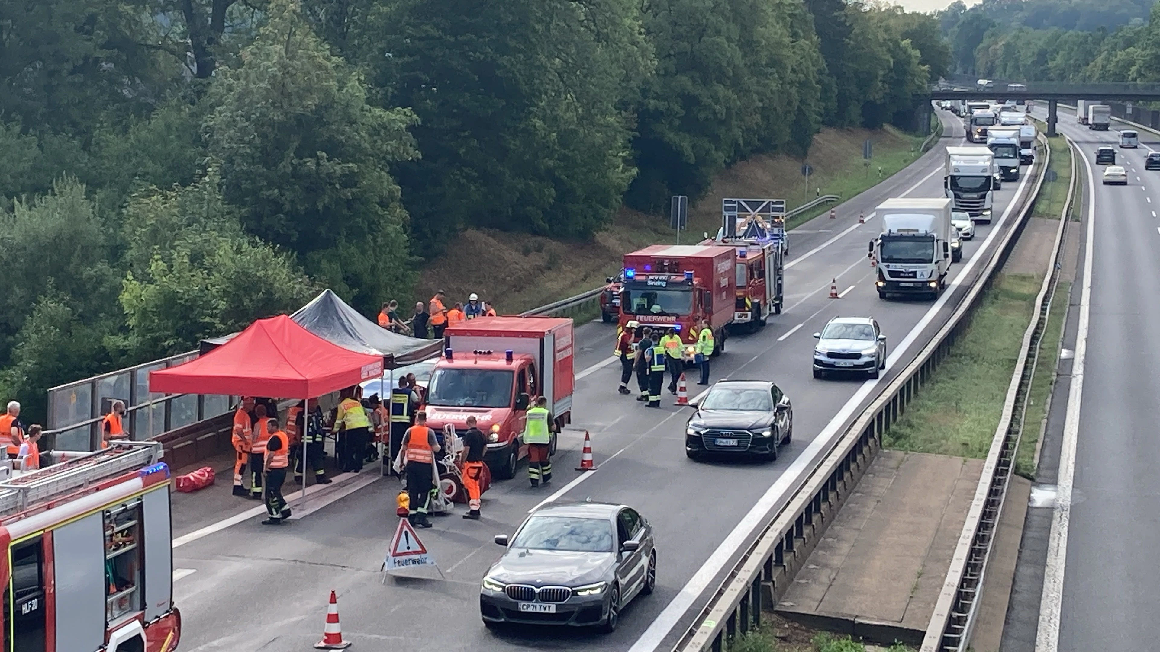 Heute.at - Auto stürzt auf Gleise: 3 Tote bei fürchterlichem Crash