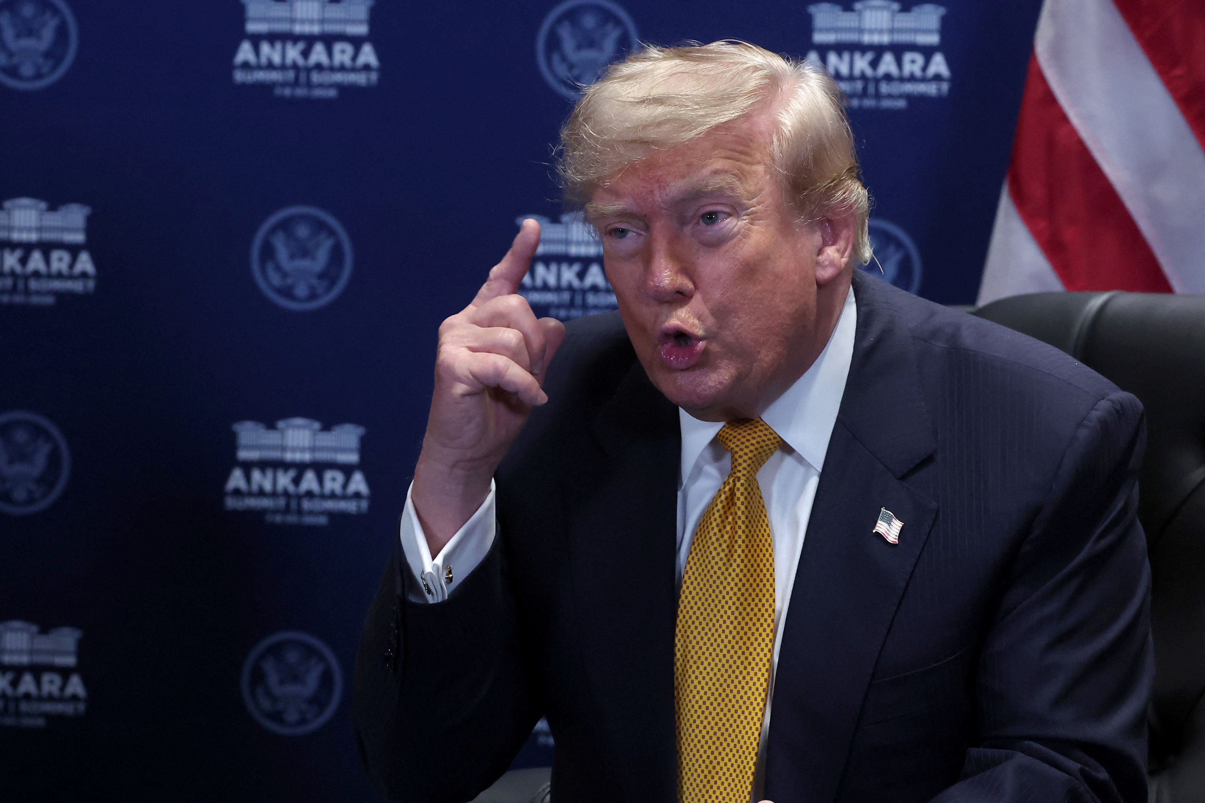 Trump droht Journalisten wegen 