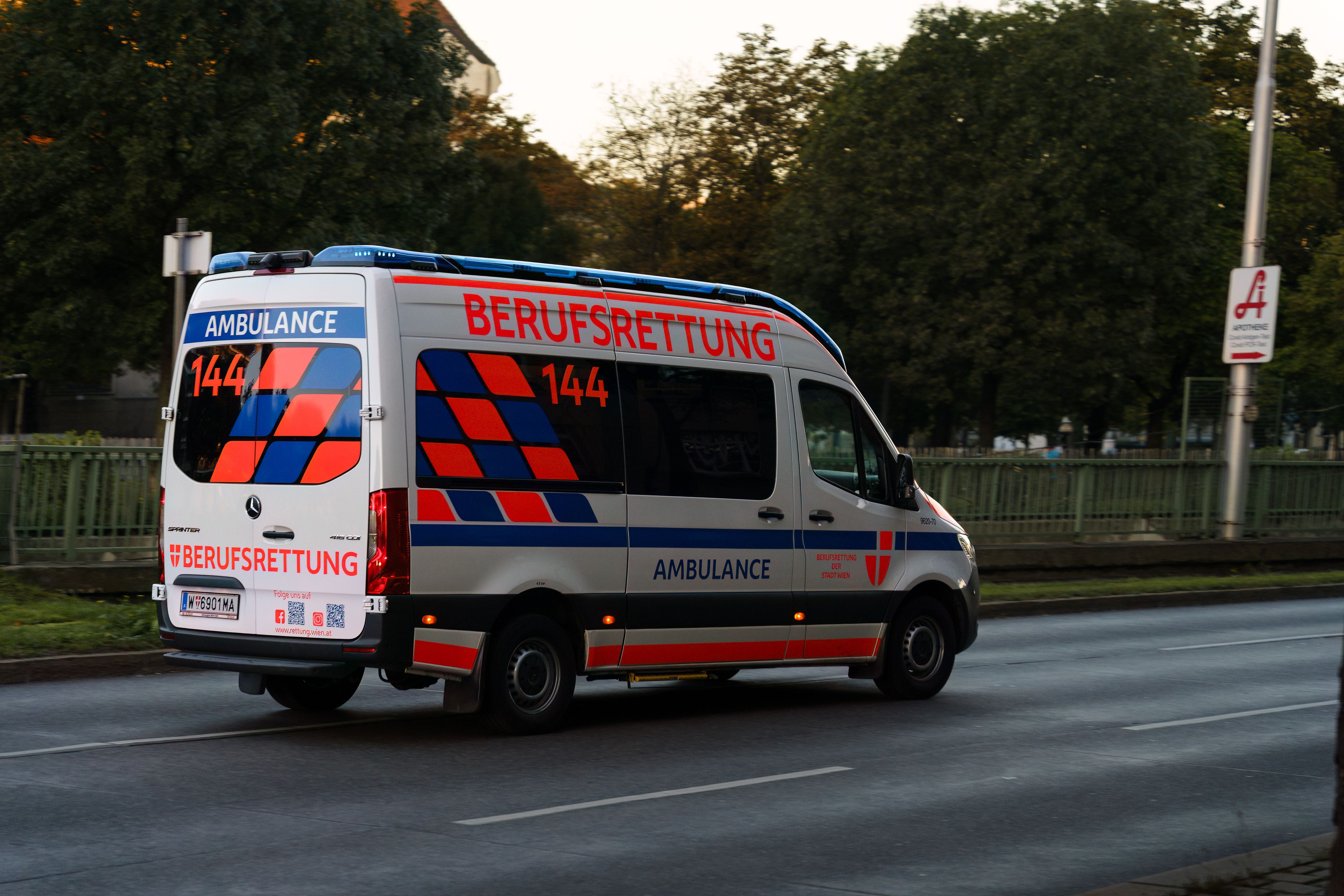 Die Frau wurde in ein Krankenhaus gebracht. (Symbolbild)