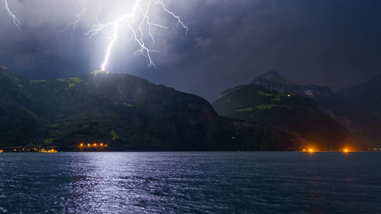 Heute.at - Unwetter tobt – Sturmböe schleudert drei Kinder in See