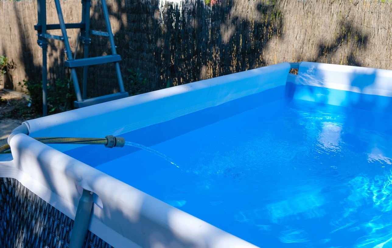 Wer in Litzelsdorf seinen Pool mit Trinkwasser befüllt, muss 500 Euro Strafe zahlen. (Symbolbild)