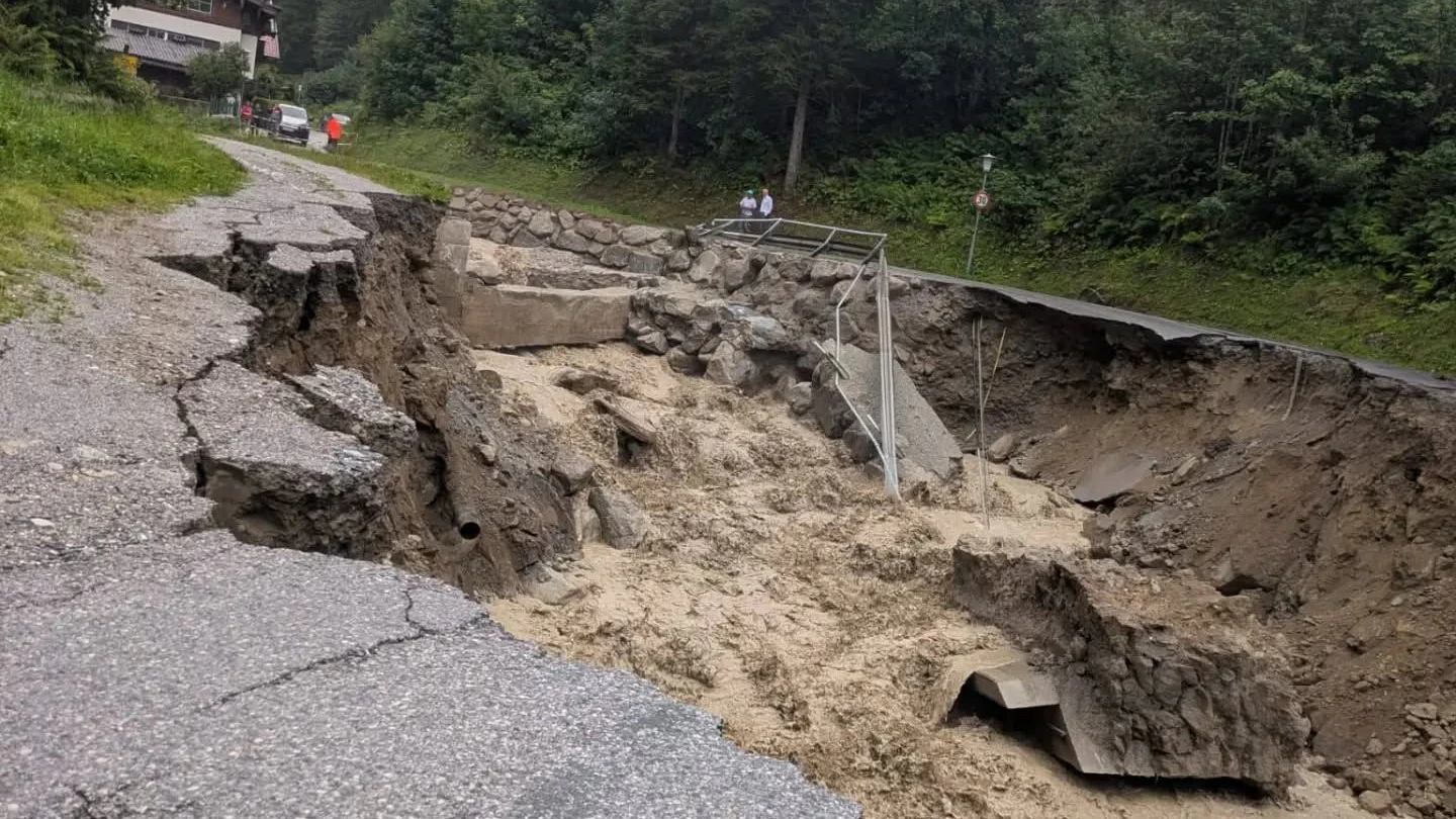 Heute.at - Bach wird zu reißendem Fluss – ganzer Ort überschwemmt