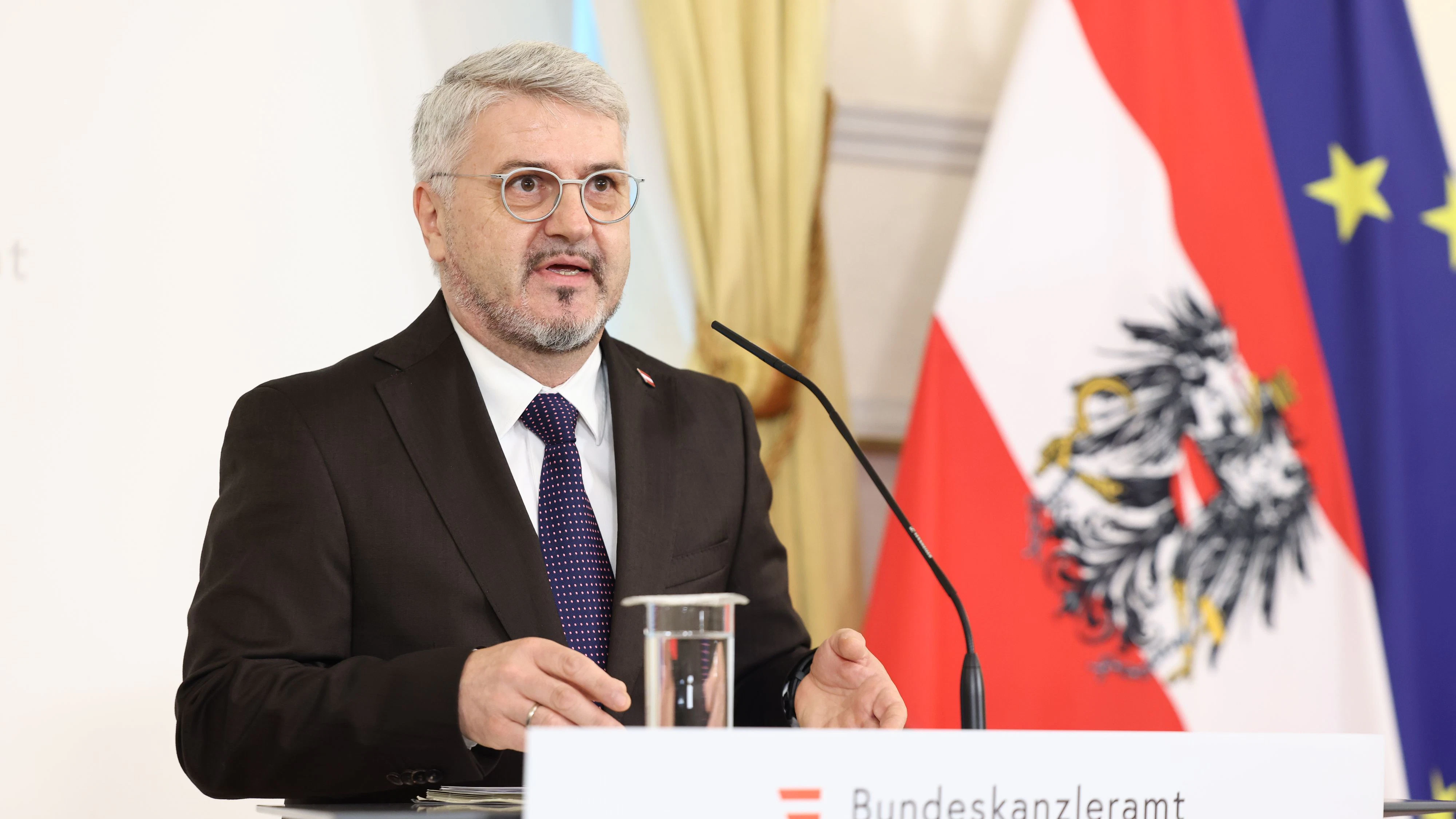 Heute.at - Krisenchef warnt: Bis Weihnachten keine Verbesserung