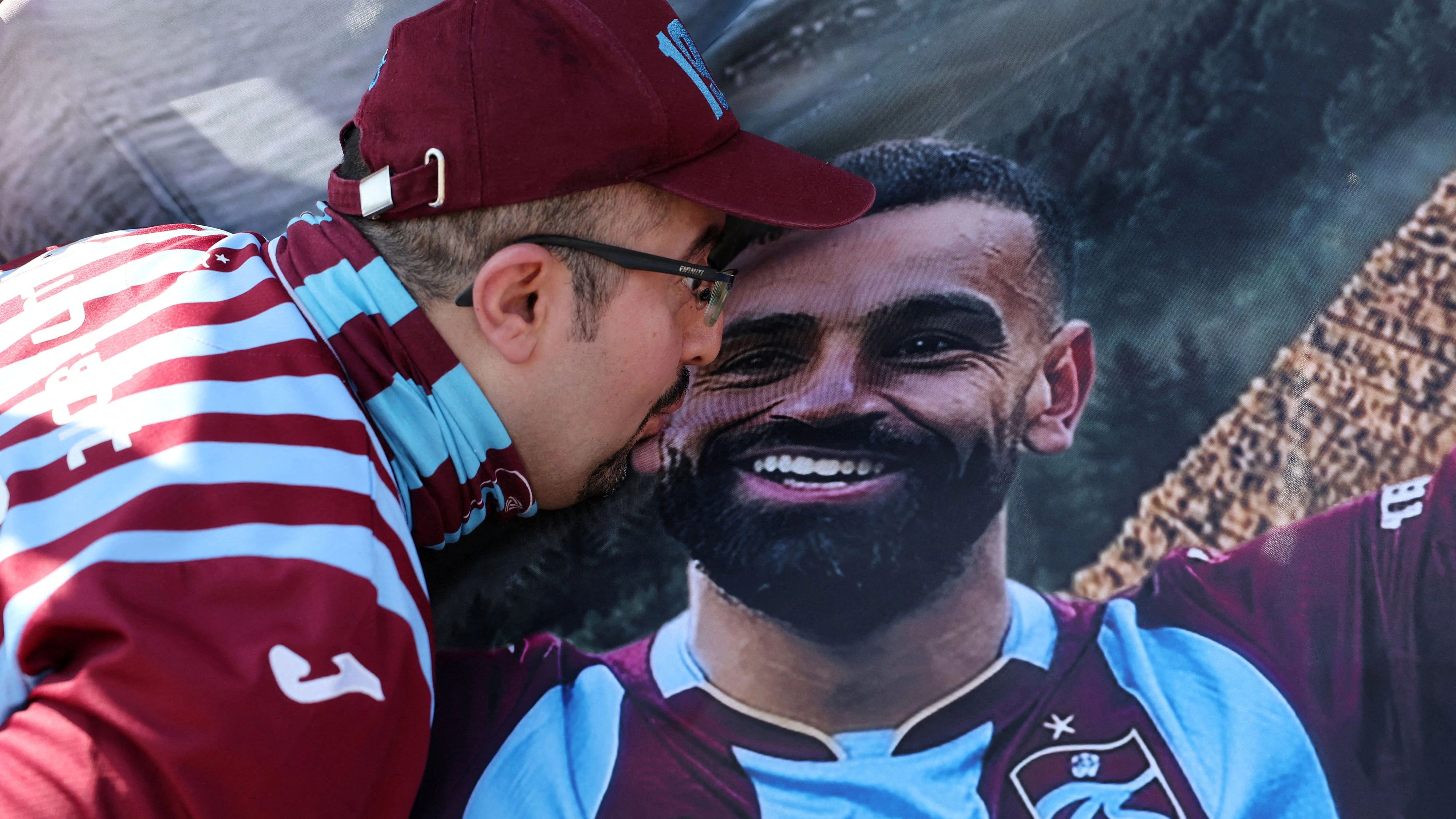 Heute.at - Tinte trocken! 20.000 Trabzon-Fans empfangen Salah
