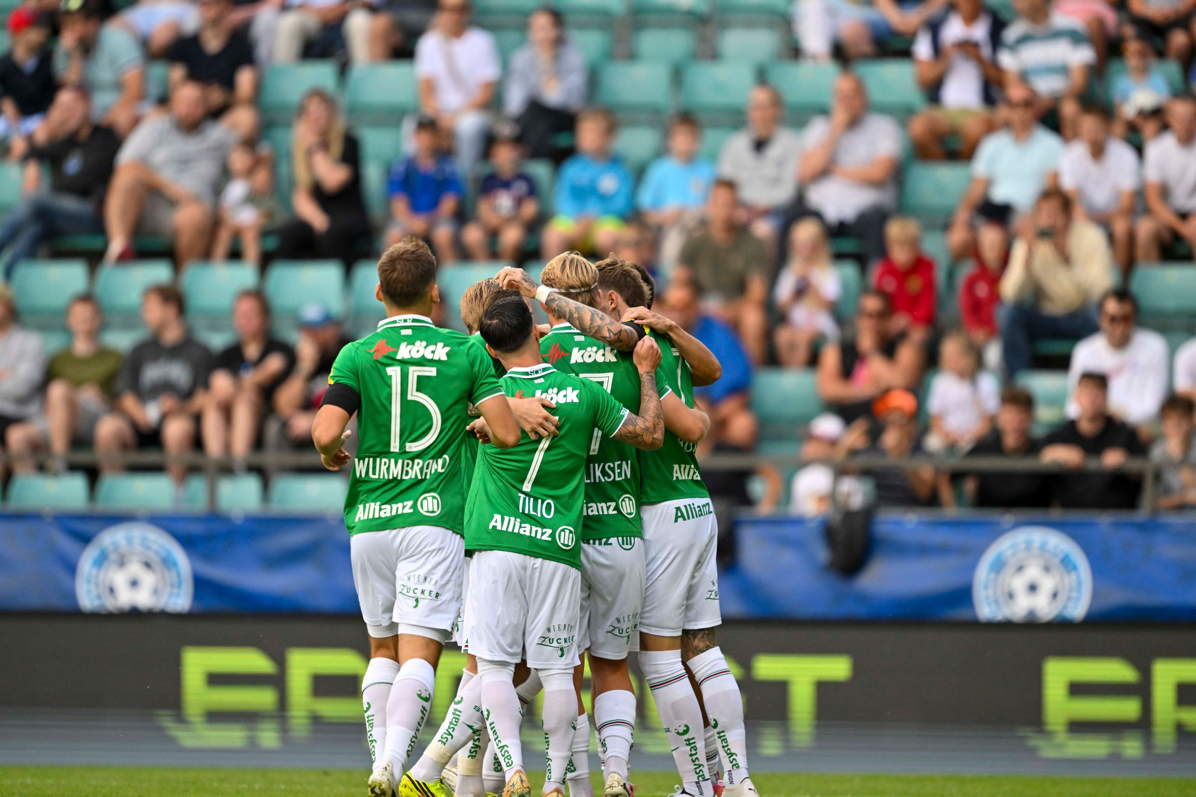 Die Rapid-Spieler trugen allesamt ein Trauerflor gegen Paide. 