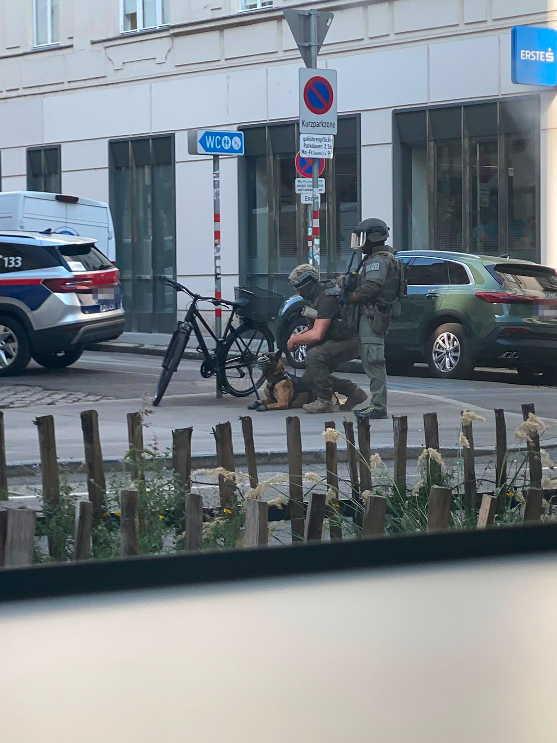 Auch die Polizeihunde stehen im Einsatz.