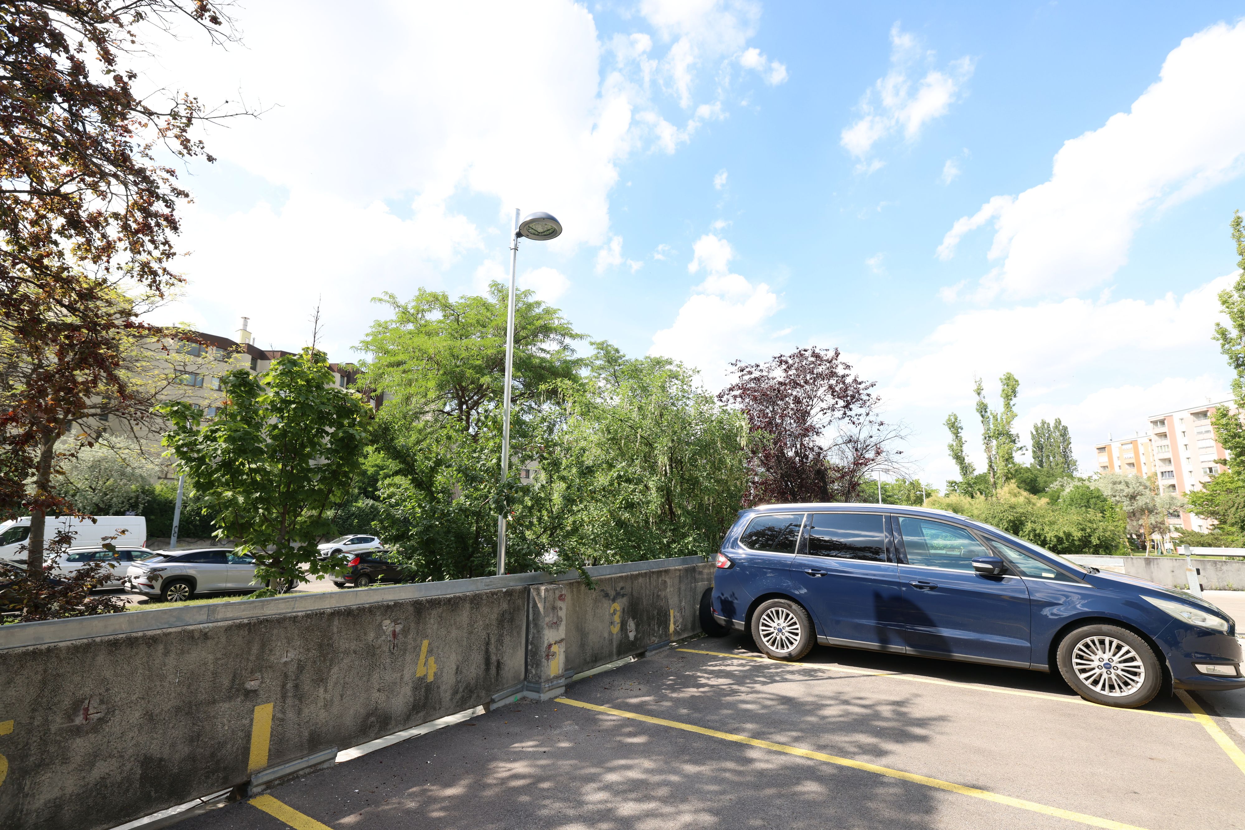 Die Beleuchtung des Parkdecks am Murhoferweg in Wien-Simmering wurde verbessert.