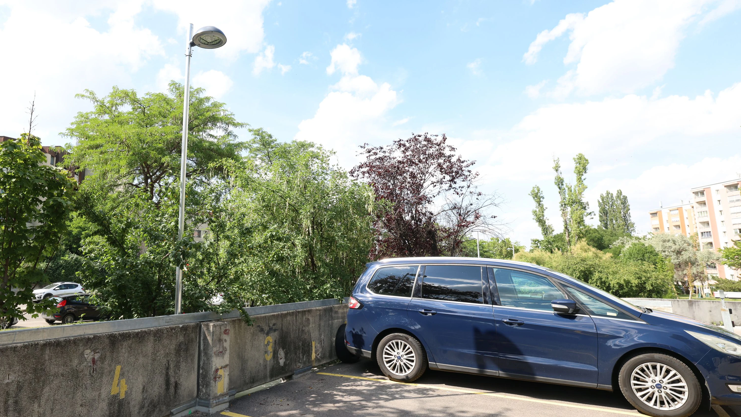Die Beleuchtung des Parkdecks am Murhoferweg in Wien-Simmering wurde verbessert.