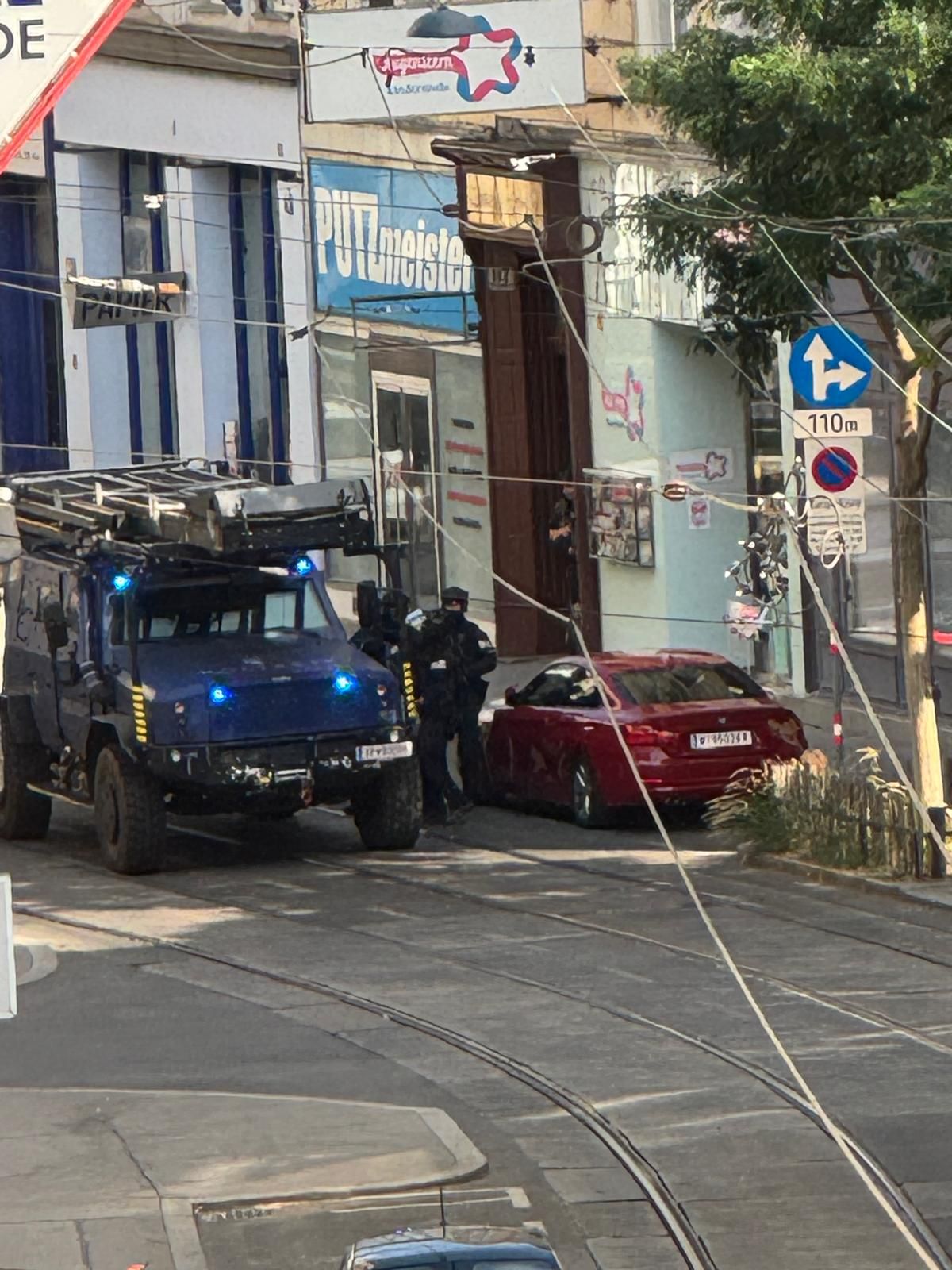 Die Straße wurde großräumig abgesperrt – bei der Stürmung war der Verdächtige verschwunden.