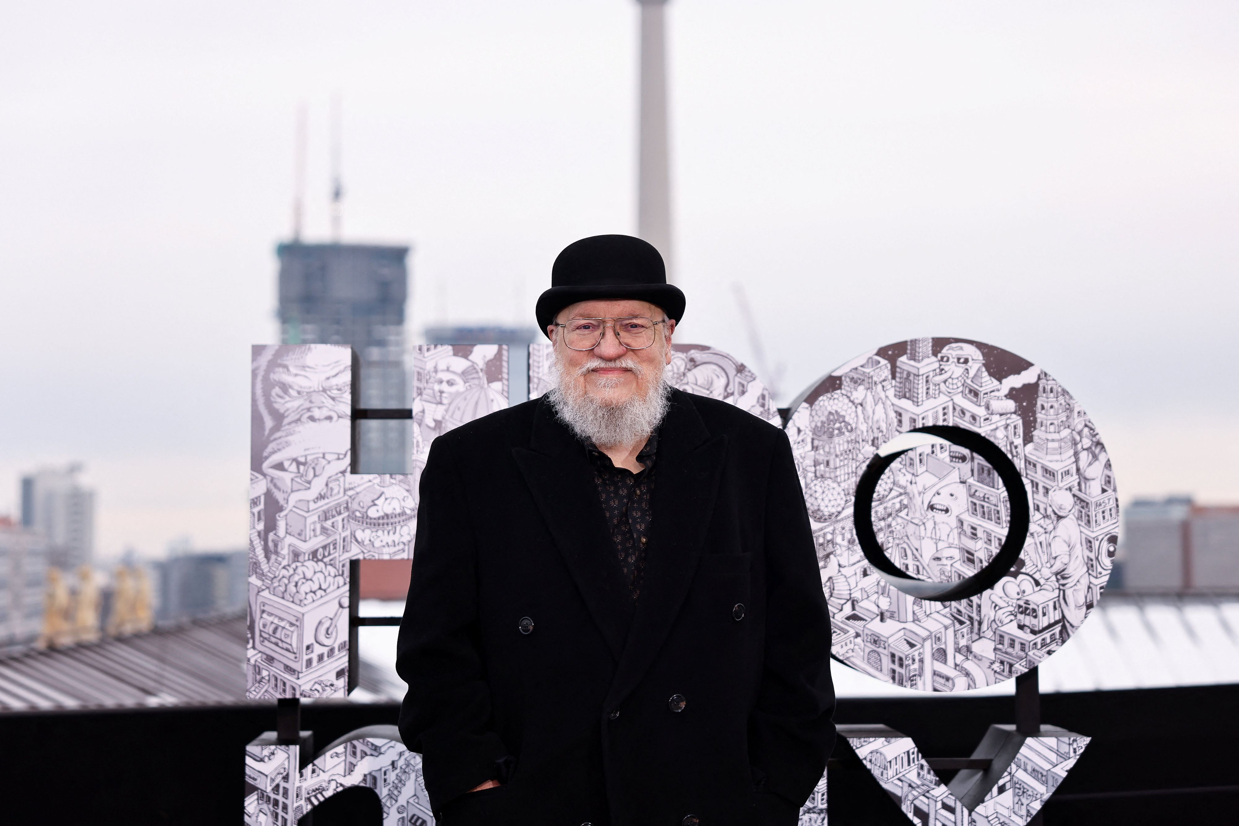George R. R. Martin posiert beim Fototermin zum Game of Thrones-Ableger A Knight of the Seven Kingdoms einen Tag vor der Weltpremiere der Fantasyserie in Berlin, Deutschland, am 12. Jänner 2026.