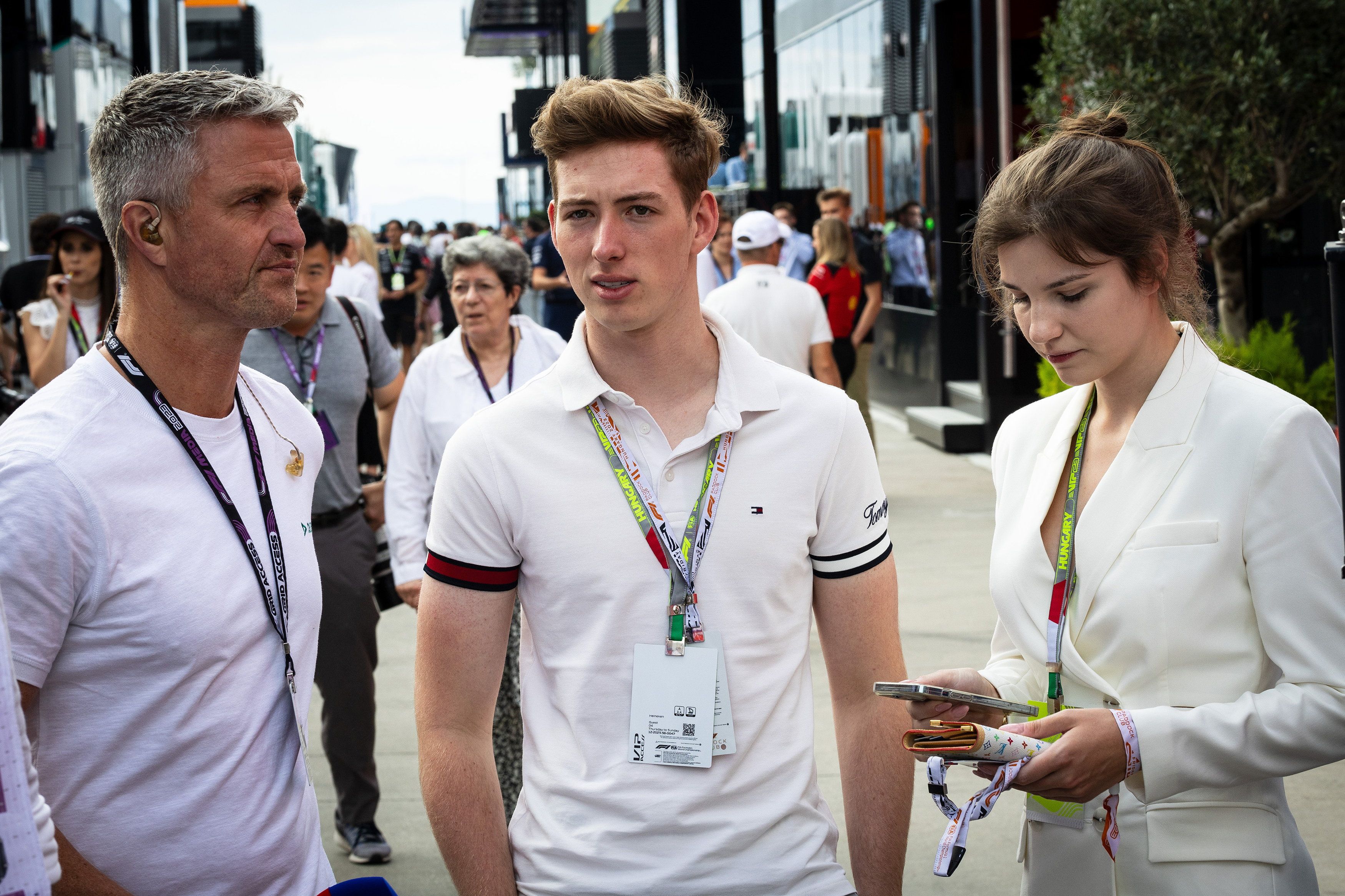 David Schumacher (m.) mit seiner Frau Vivien und Vater Ralf Schumacher beim Großen Preis von Ungarn 2023.