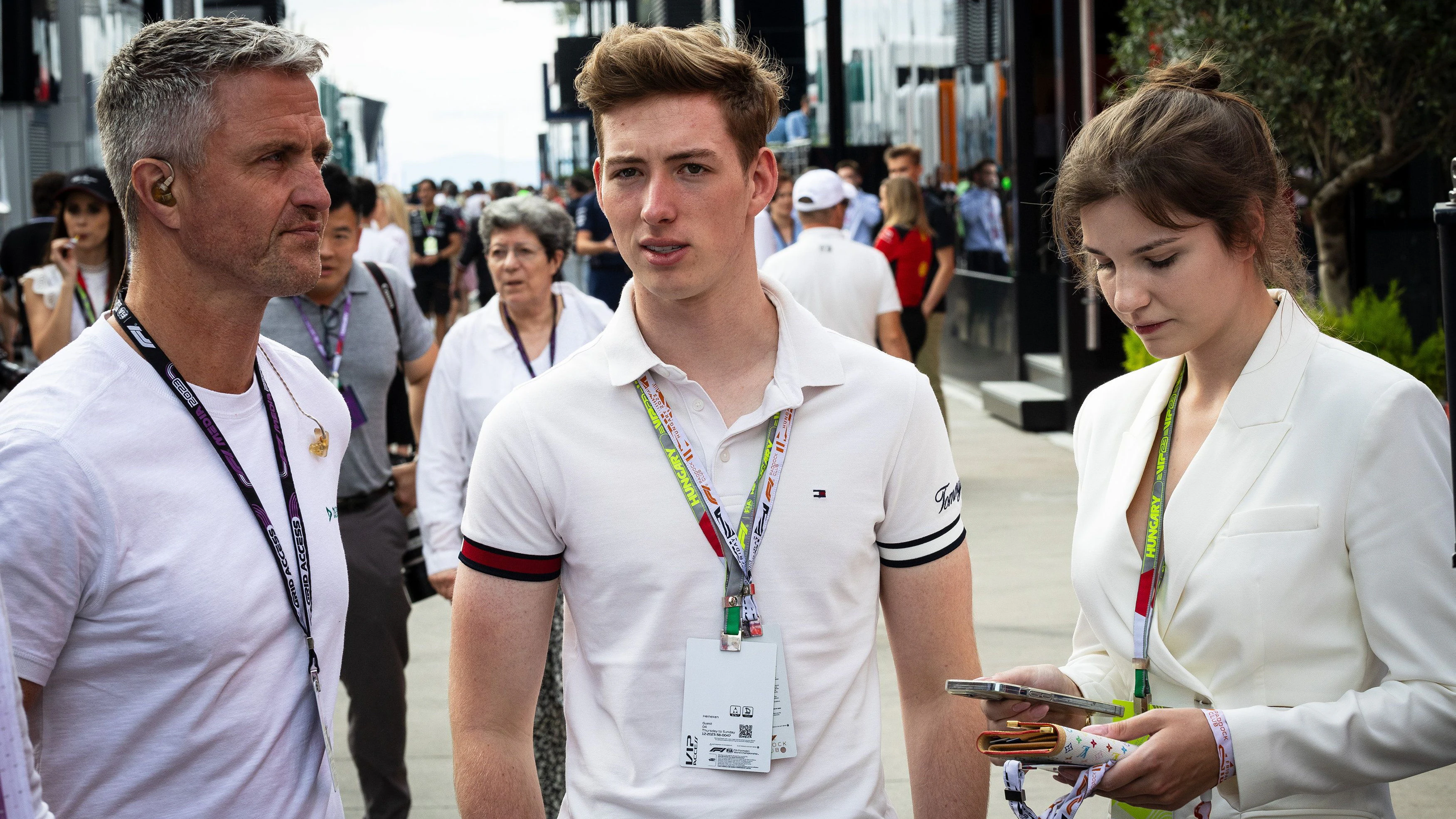 David Schumacher (m.) mit seiner Frau Vivien und Vater Ralf Schumacher beim Großen Preis von Ungarn 2023.