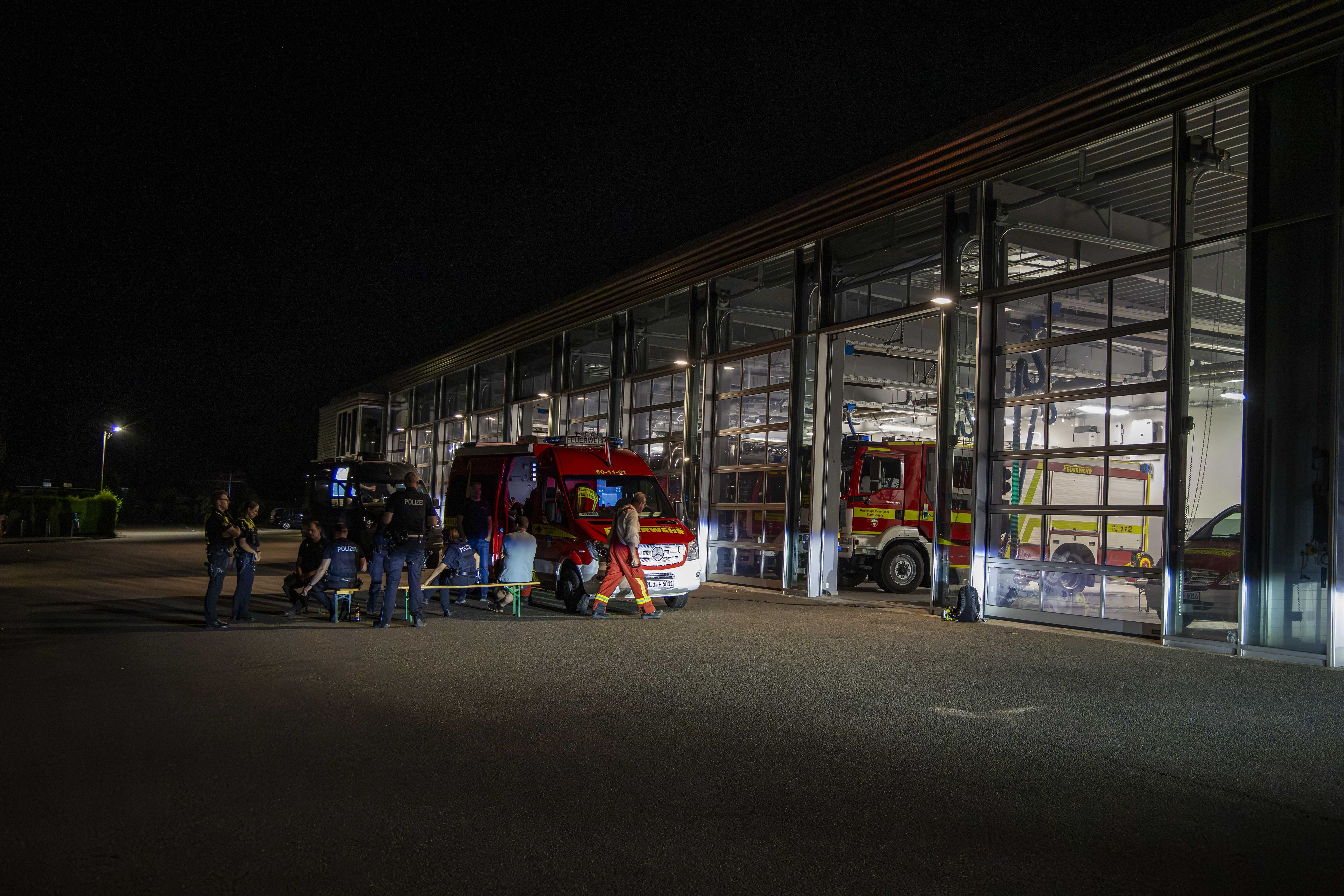 Polizei- und Feuerwehrleute haben sich vor der Feuerwache in Preetz versammelt, um die große Suche nach Bella zu koordinieren. (5. August 2026)