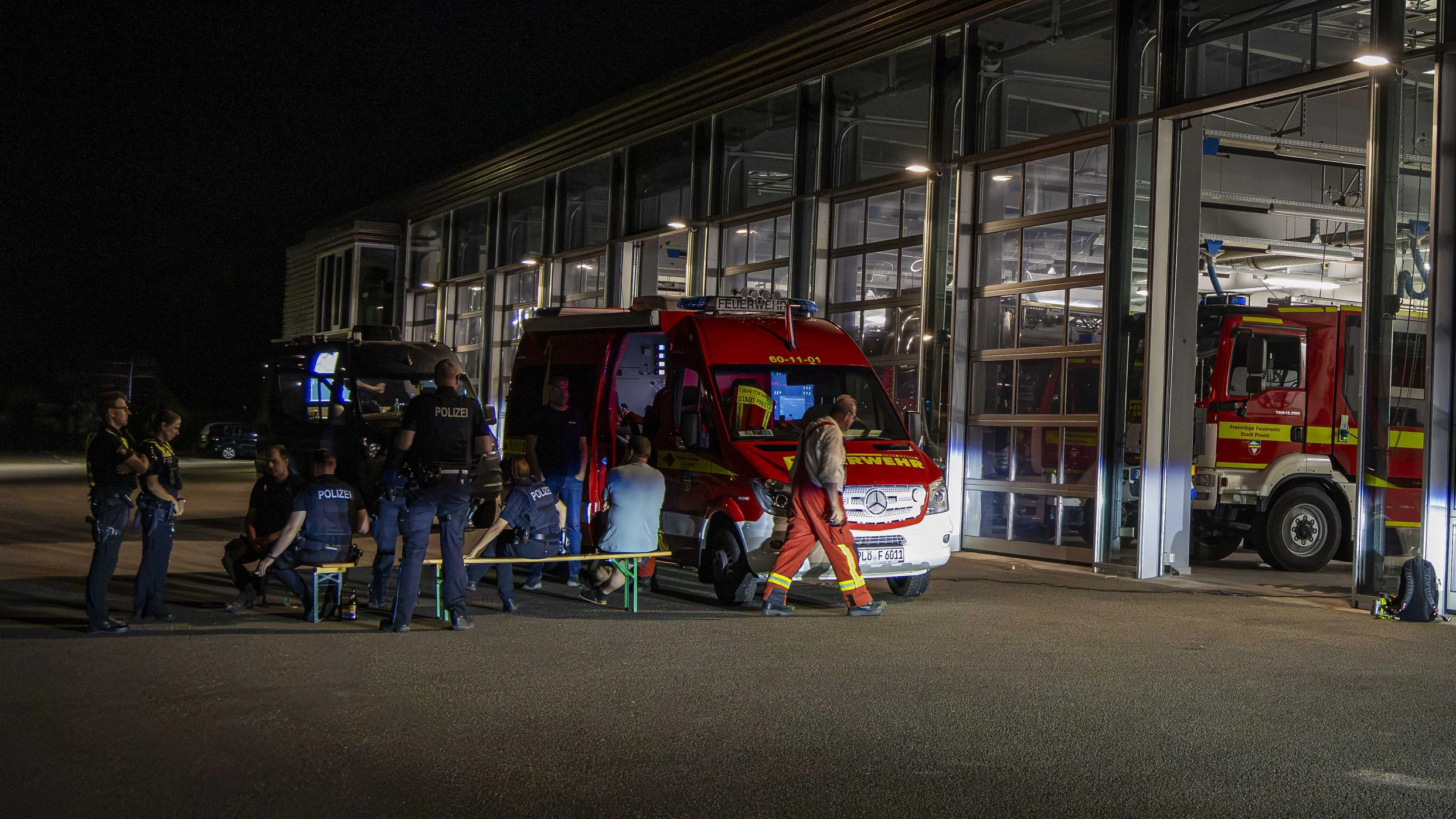 Polizei- und Feuerwehrleute haben sich vor der Feuerwache in Preetz versammelt, um die große Suche nach Bella zu koordinieren. (5. August 2026)