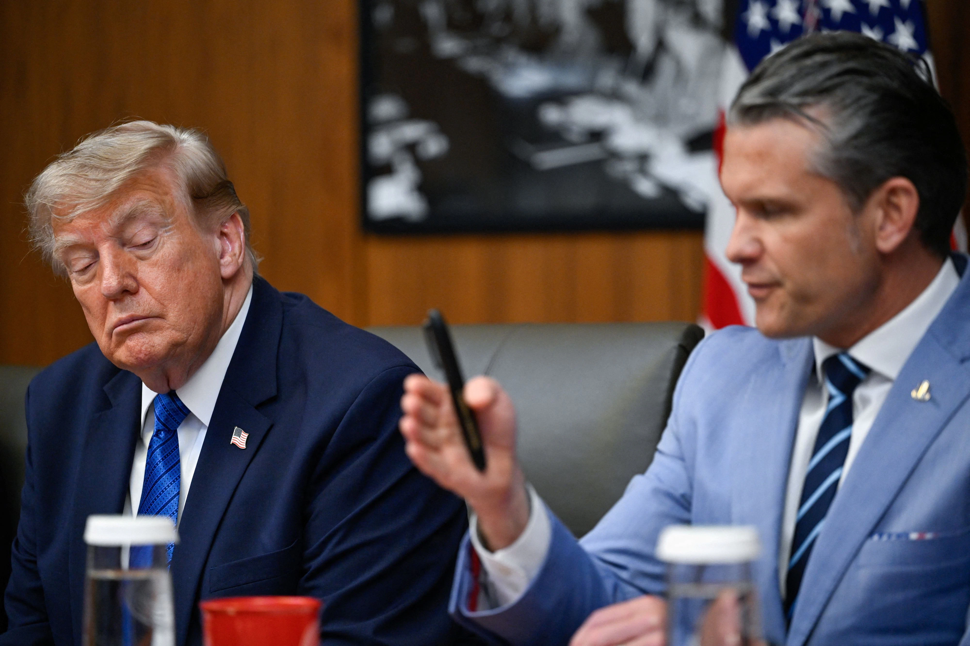 Verteidigungsminister Pete Hegseth (r.) hat gegenüber Präsident Donald Trump die Verantwortung für die Nachschubprobleme angeblich auf seinen Vize Stephen Feinberg geschoben