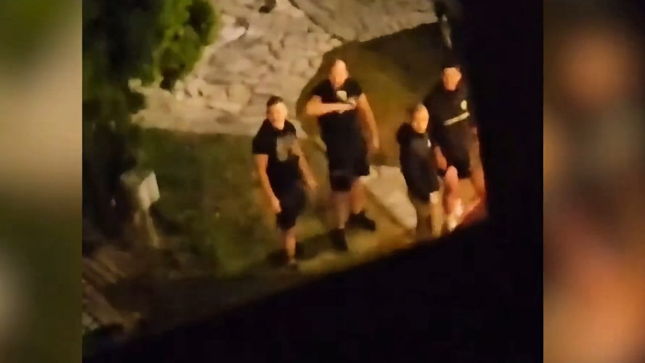 Neonazis belagern ein Hotel in Bansko, Bulgarien, in dem Teilnehmer eines jüdischen Sommercamps untergebracht sind