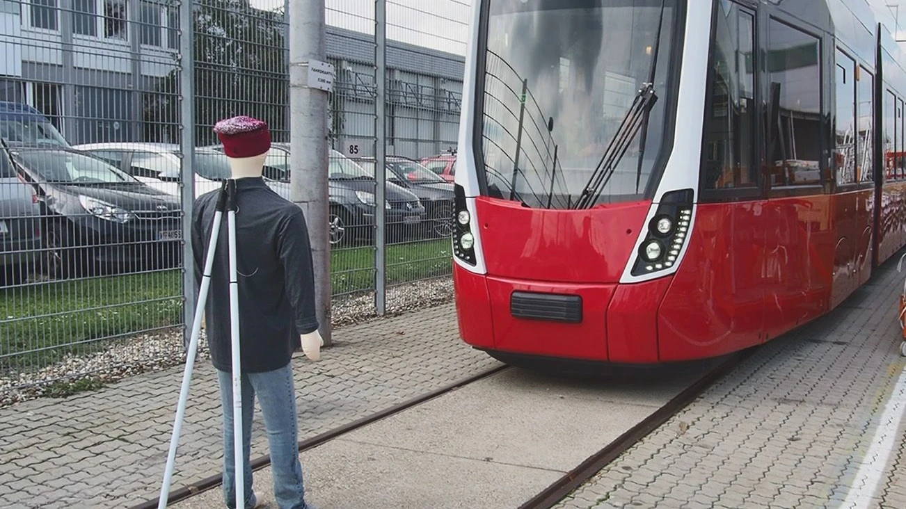 Straßenbahn, die mit Assistenzsystem bremst.