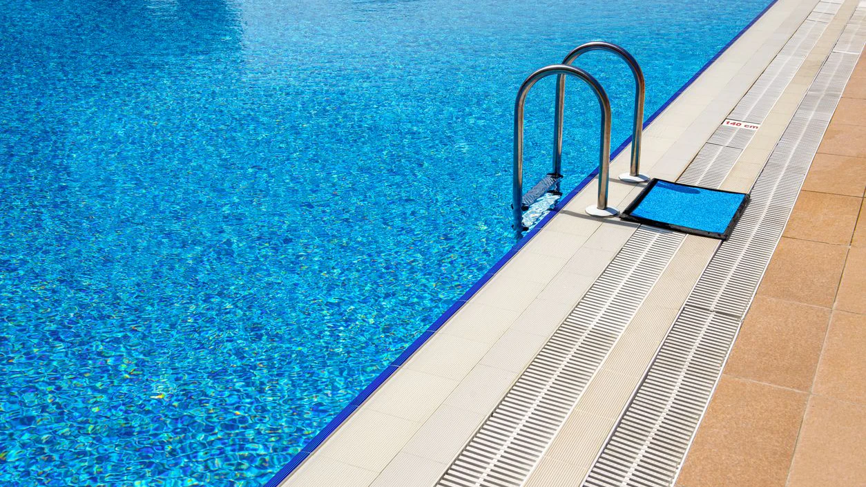 Der Gratis-Eintritt des Schwimmbades sorgte bei einem Gast für Frust (Symbolbild).