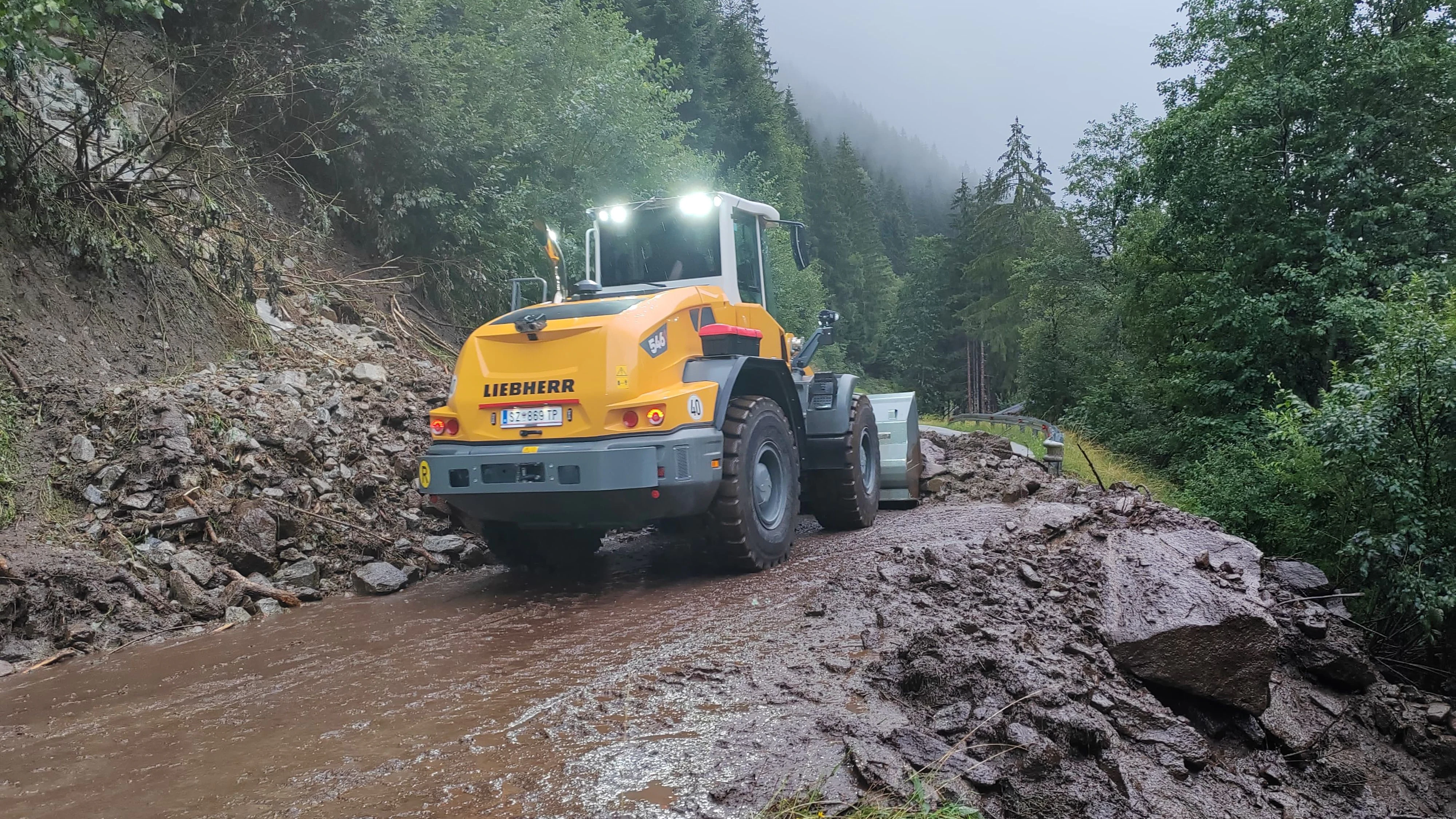 Heute.at - Unwetter reißt Brücke weg! 30 Wanderer sitzen fest