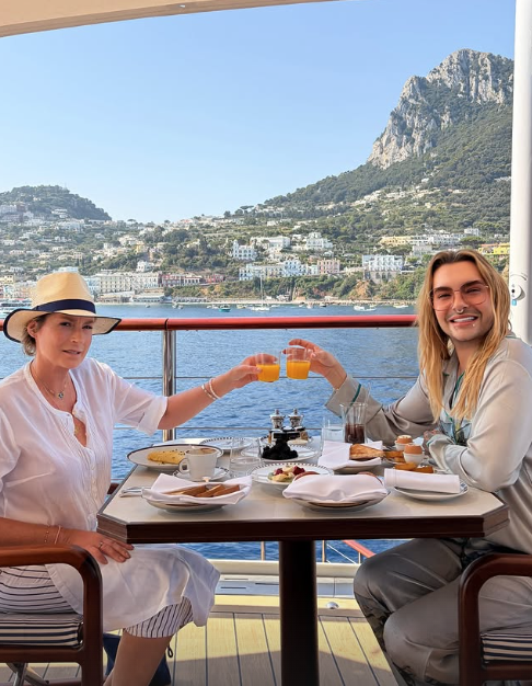 Bill Kaulitz ist mit seiner Mama auf Urlaub.