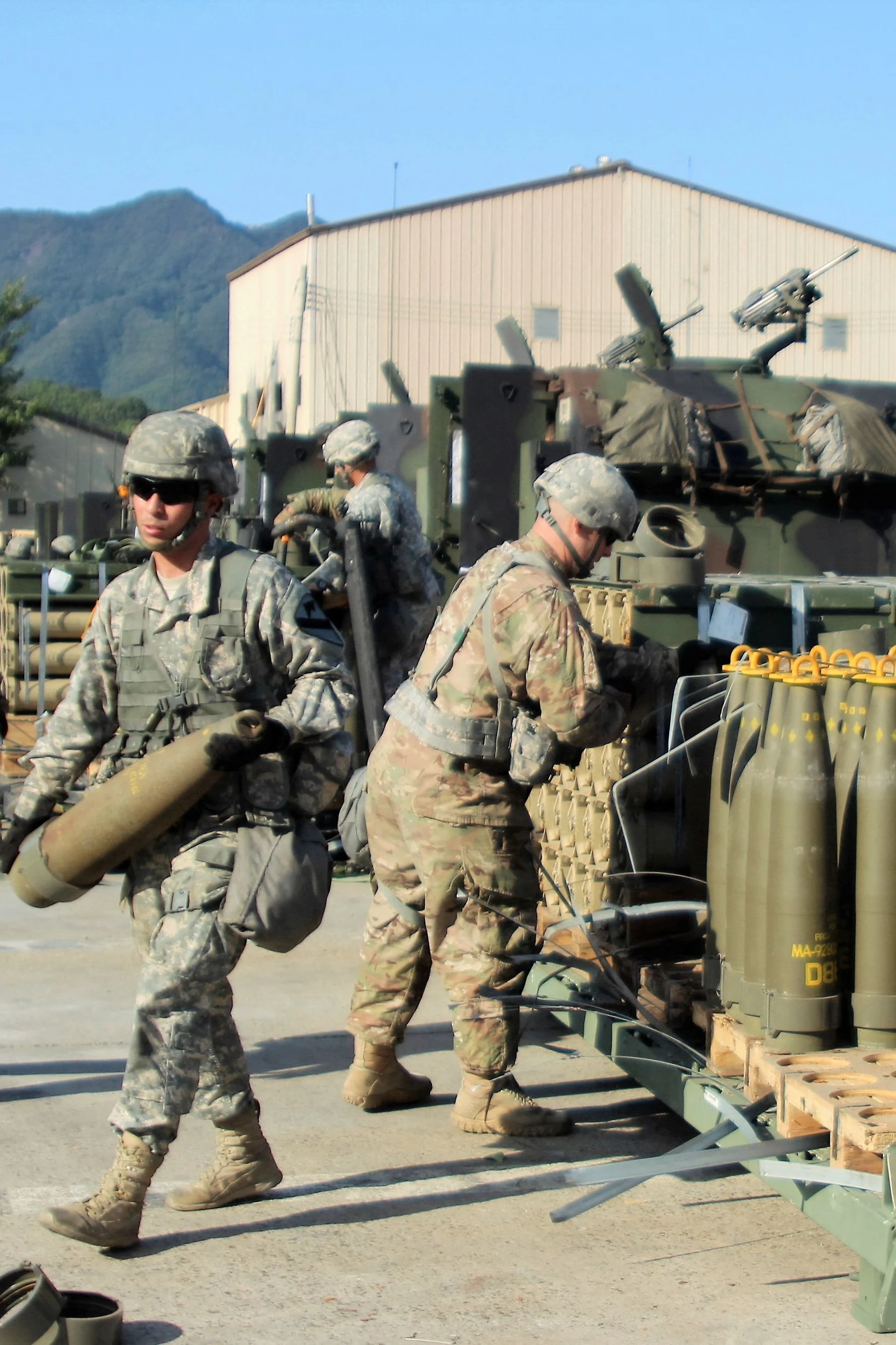 Soldaten der US-Armee bei einer Munitions-Verladeübung in Südkorea. Laut übereinstimmenden Berichten gehen dem Heer vor allem großkalibrige Munition und Raketen aus