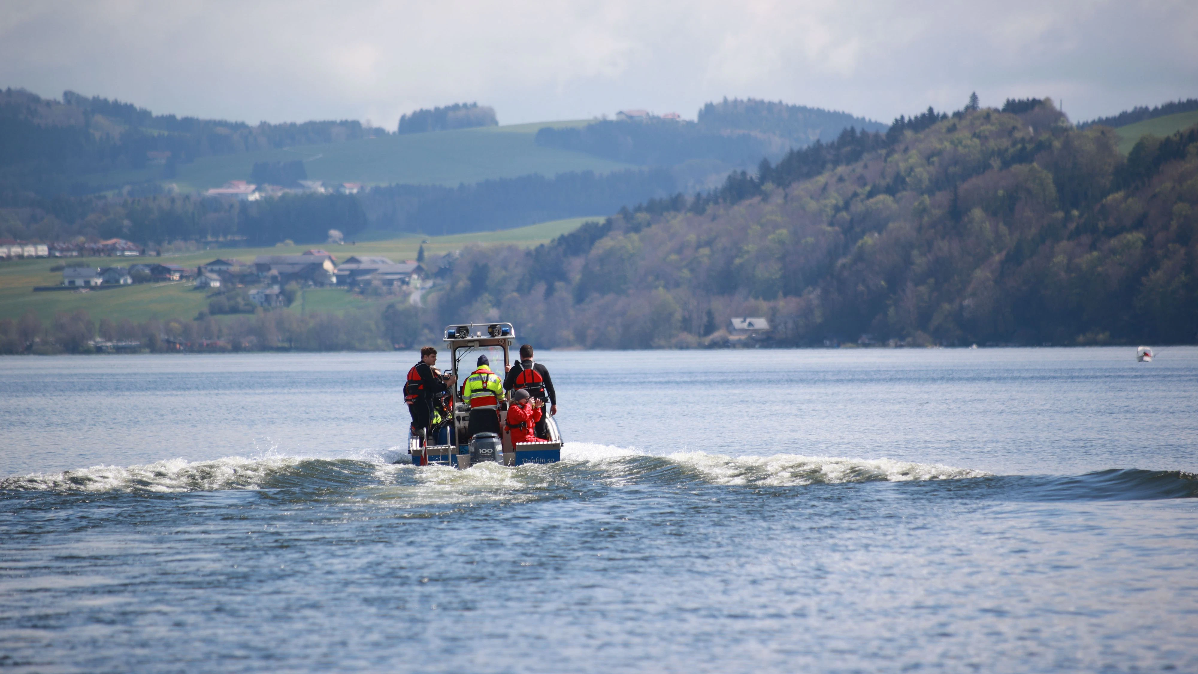 Heute.at - Schock am Wallersee! Frau treibt leblos im Wasser