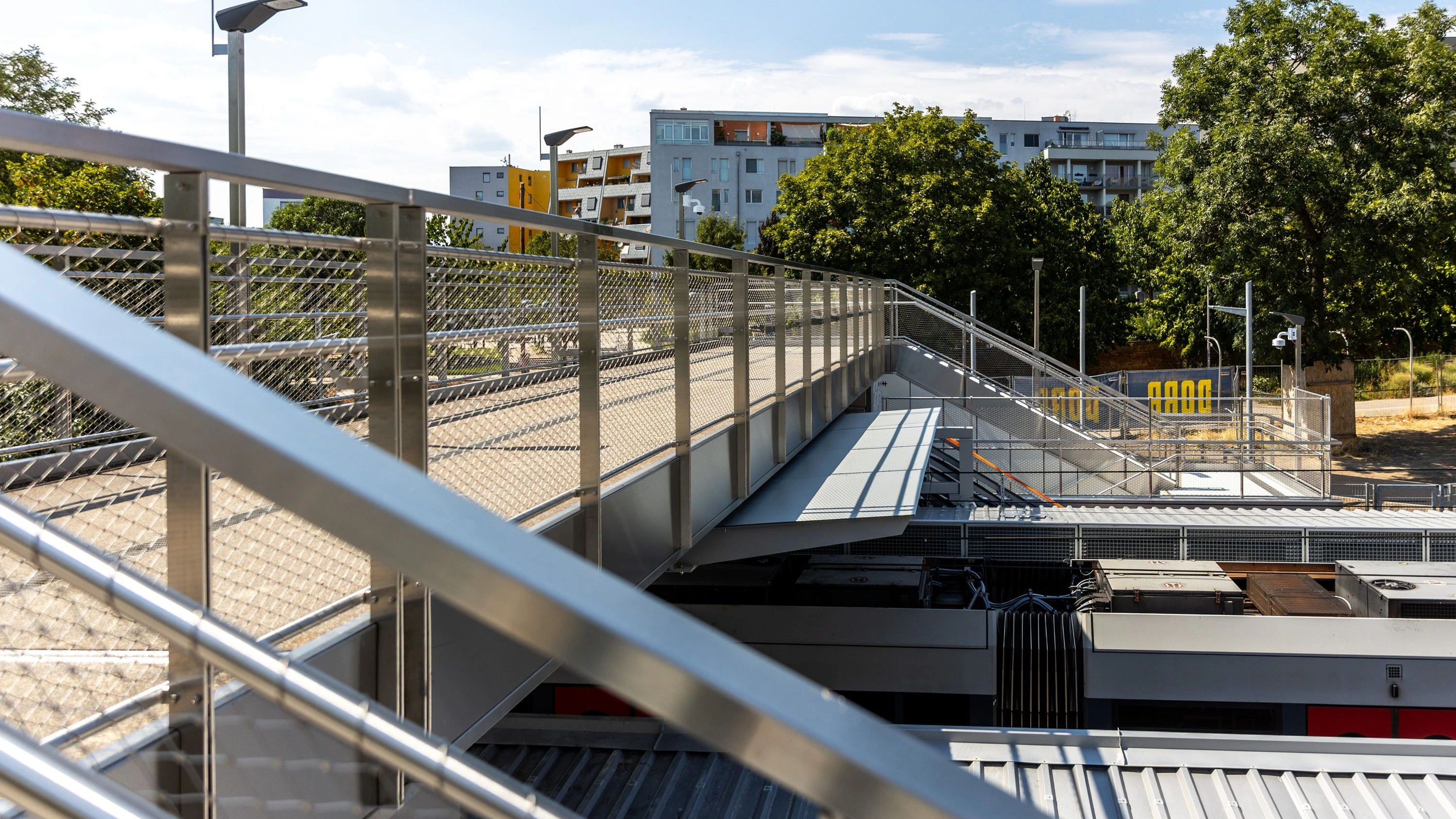 Neue Verbindungsbrücke in der renovierten U6-Station Tscherttegasse in Wien-Meidling.