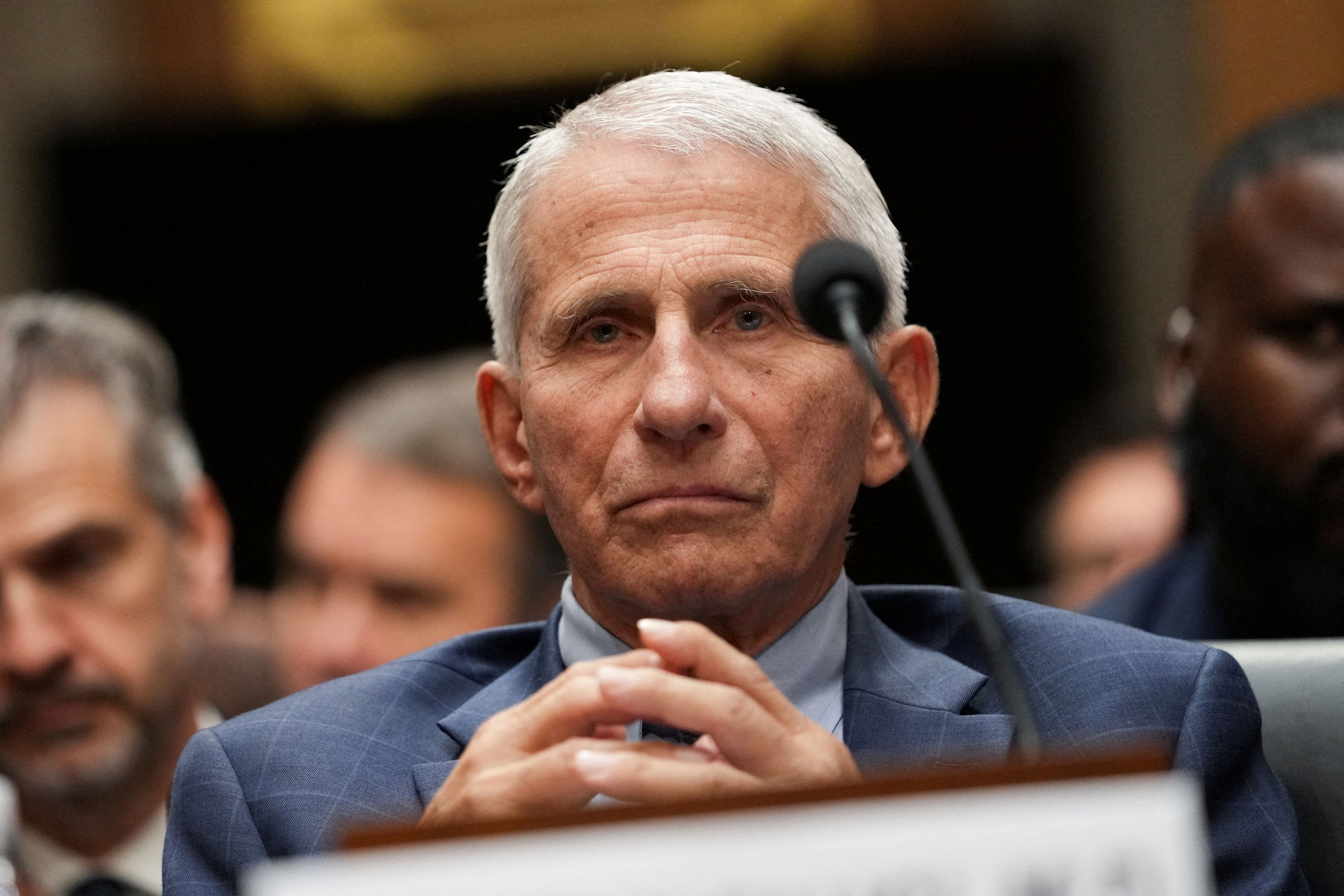Fauci, der mittlerweile 85 Jahre alt ist, hatte sich vergangene Woche bei einer Anhörung geweigert, auf die oft feindseligen Fragen der republikanischen Senatoren zu antworten. 