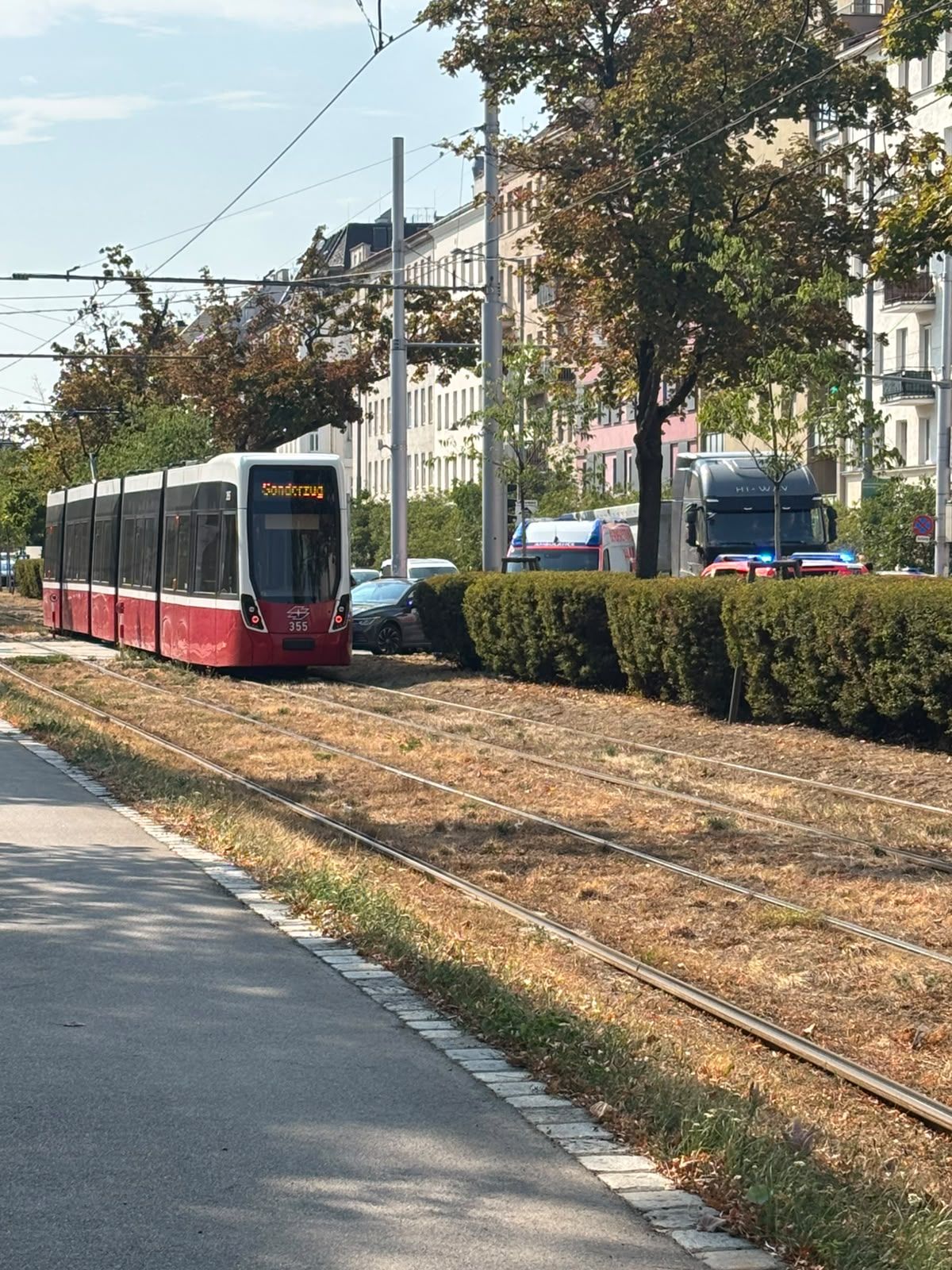 Nach einem Unfall mit einer Straßenbahn wurde der Radfahrer ins Spital gebracht.